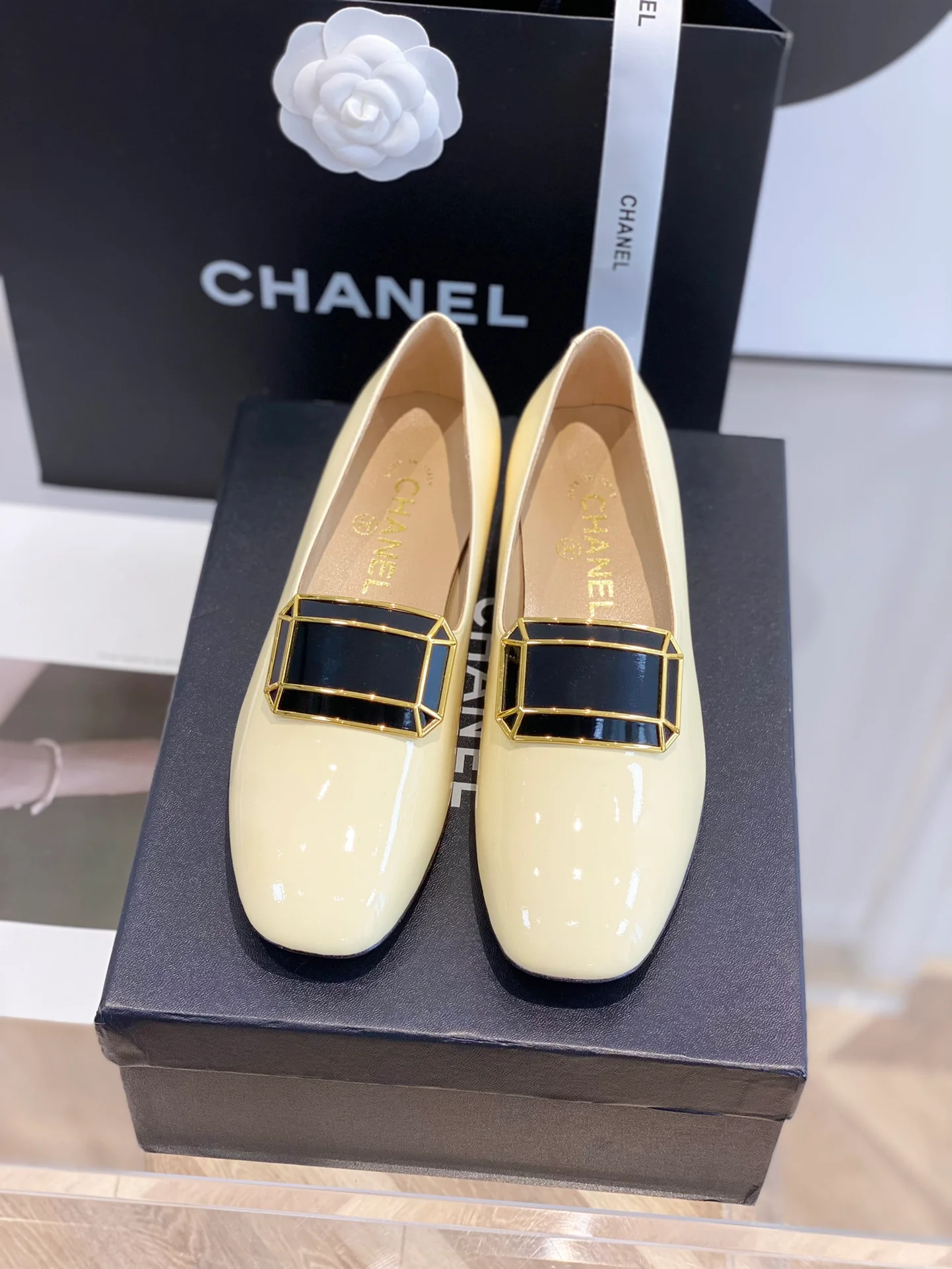 Chanel - Лоферы с пряжкой, украшенной драгоценными камнями