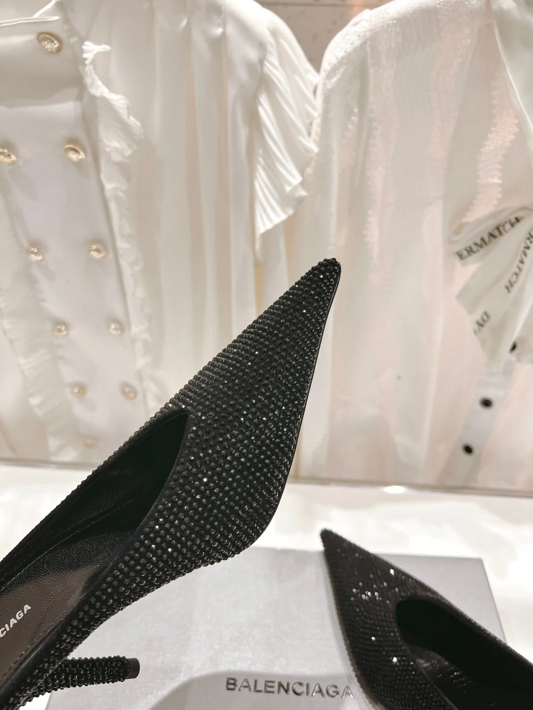 Новинка сезона весна/лето 2023 от Balenciaga - туфли-лодочки на тонком каблуке с декором из страз.