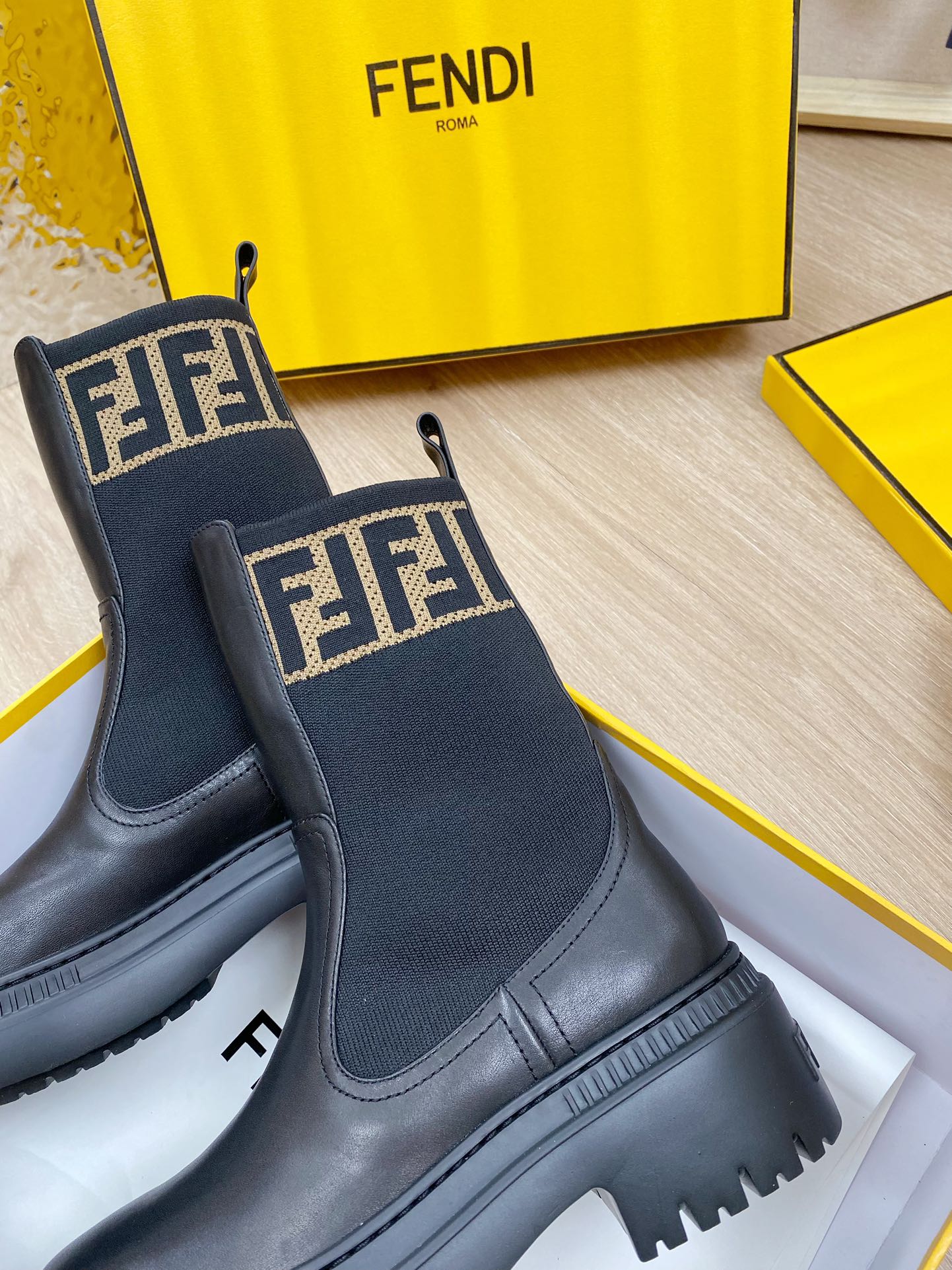 Новинка осени 2023 от Fendi - Ботинки Dr. Martens средней высоты - Черные