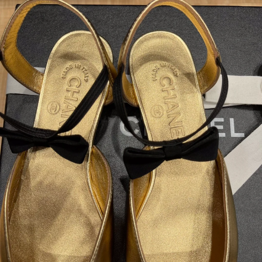 Chanel - Золотые туфли на закрытом каблуке