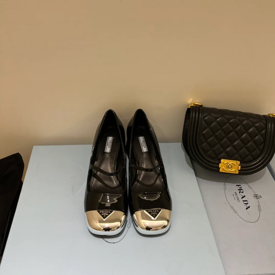 Новинка сезона осень/зима 2022 от Prada - туфли на массивном каблуке с металлическим закругленным носком.