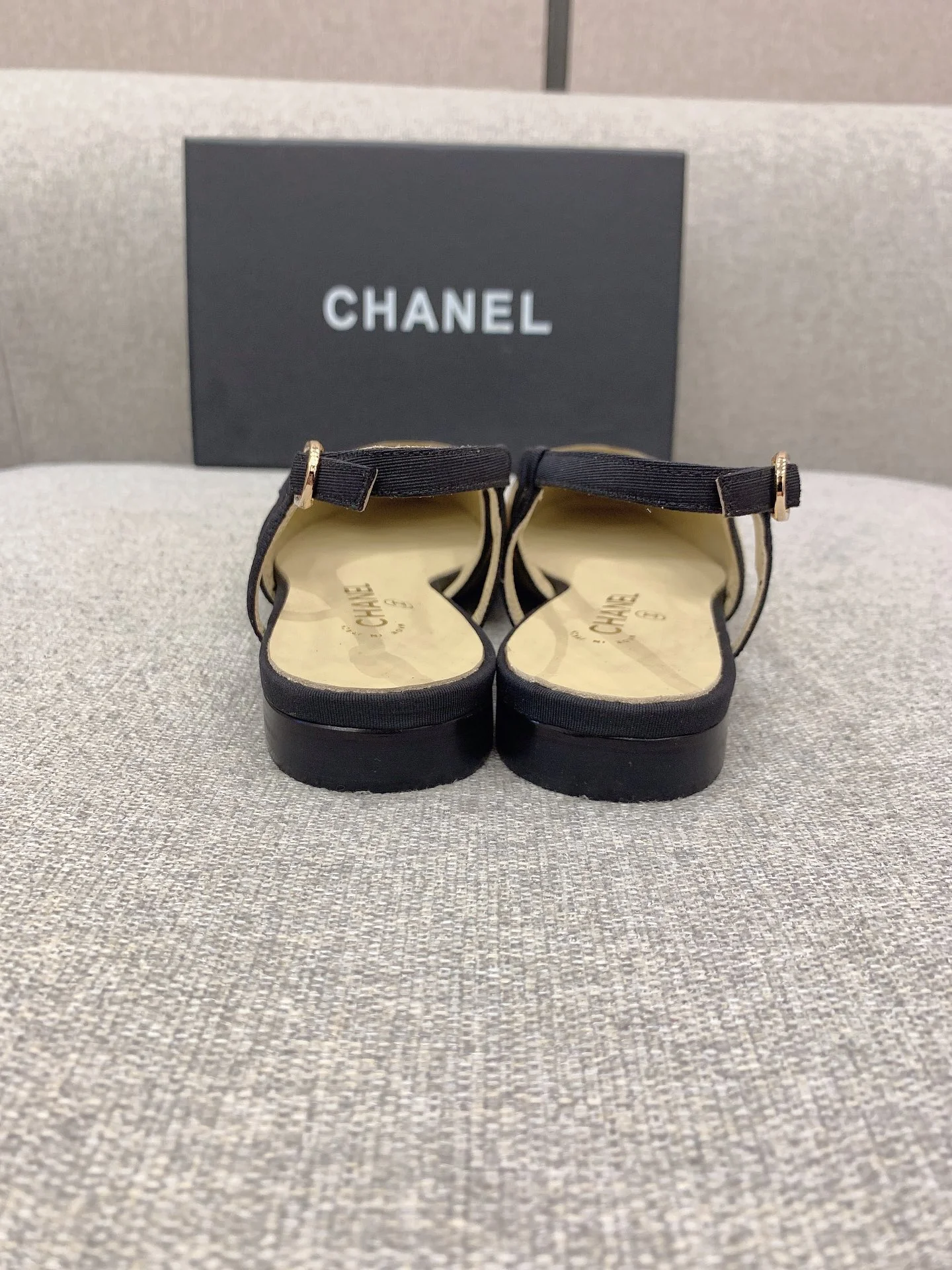 Классические сандалии Chanel на плоской подошве - с черным носком