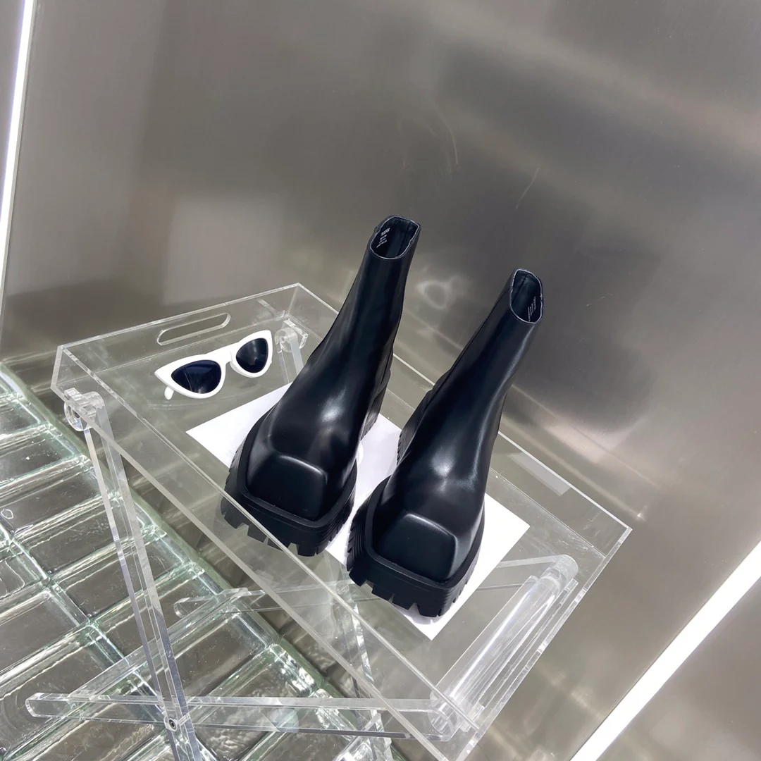 Ботильоны Balenciaga Trooper с квадратным носком, коллекция осень/зима 2023.