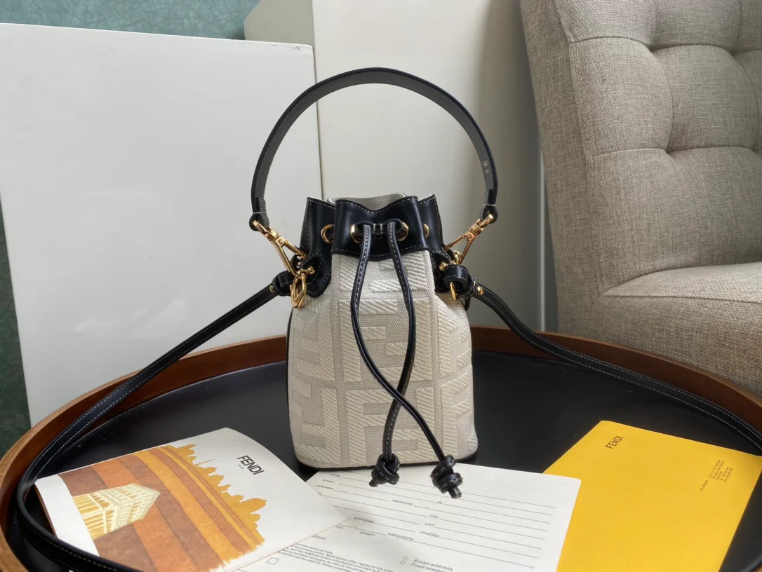 Мини-сумка-ведро Fendi Mon Tresor из белого денима