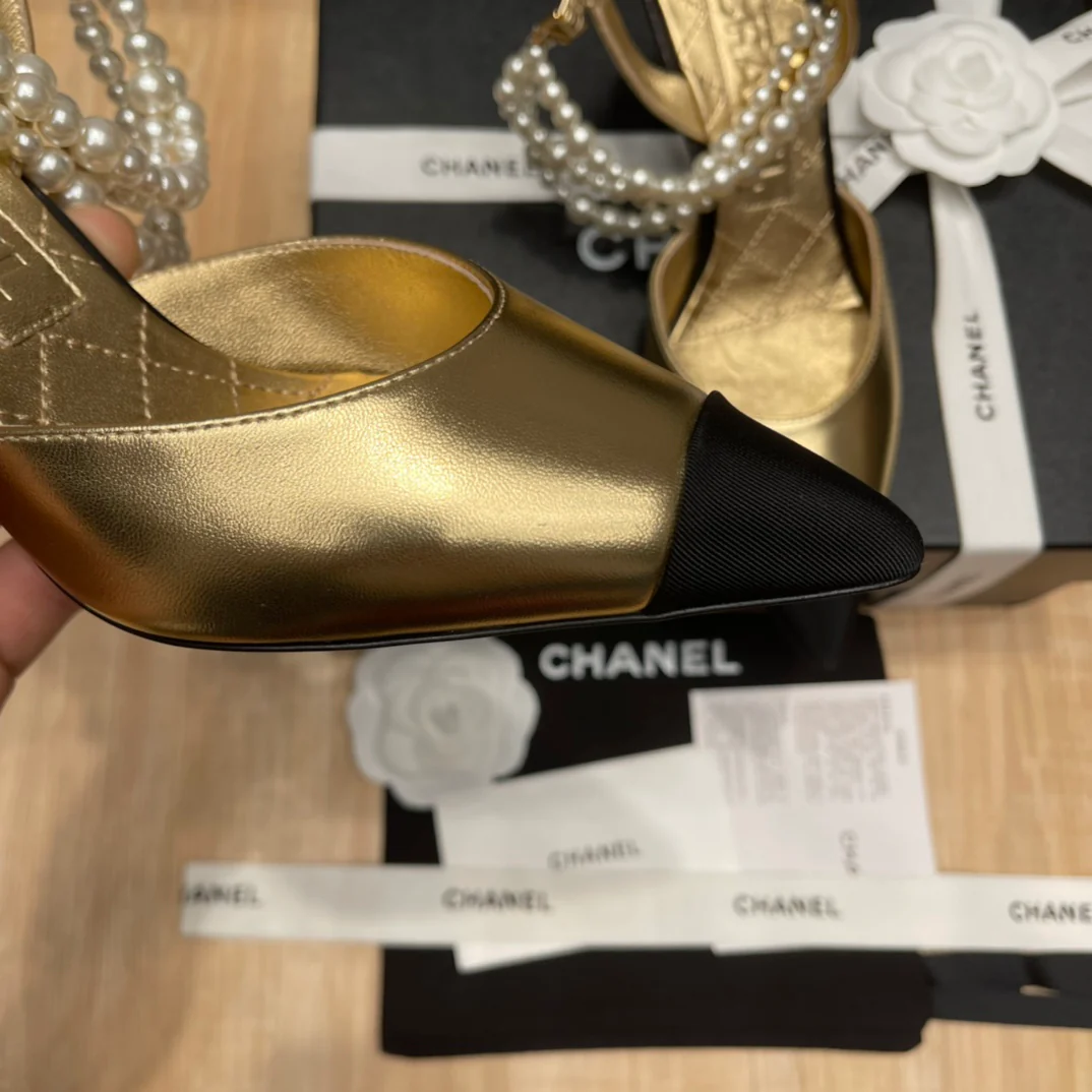 Chanel - Босоножки на шпильке, вышитые жемчугом