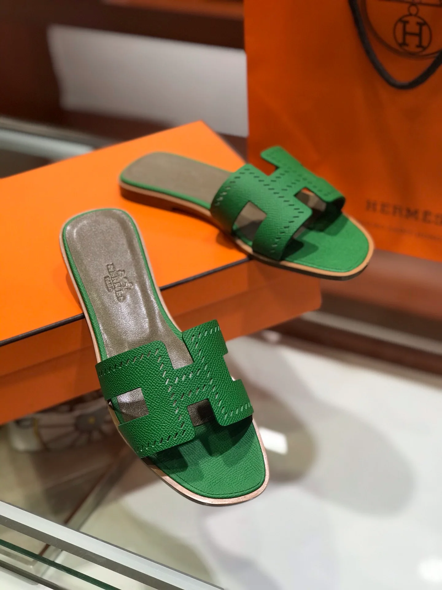 Новинка весны 2022 года от Hermes - плоские тапочки H - 3