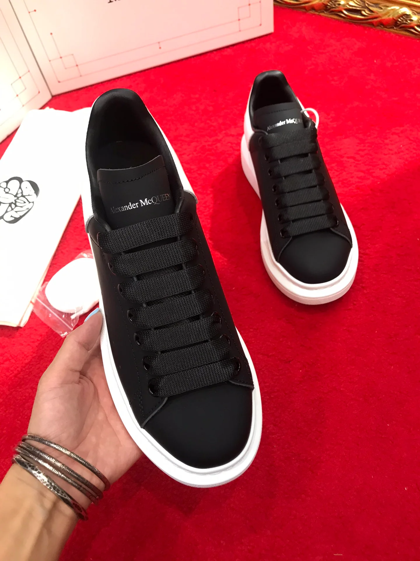 Классические белые кроссовки McQueen - полностью черные - с белой отделкой