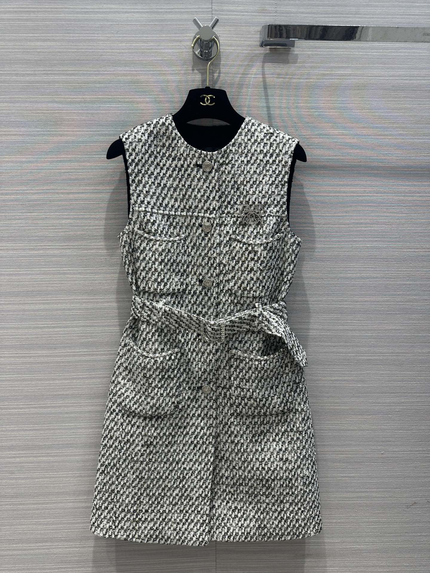 Chanel 2403 - Жакет/Жилет/Длинное платье с элементами из плетеной ленты и металлических цепочек.