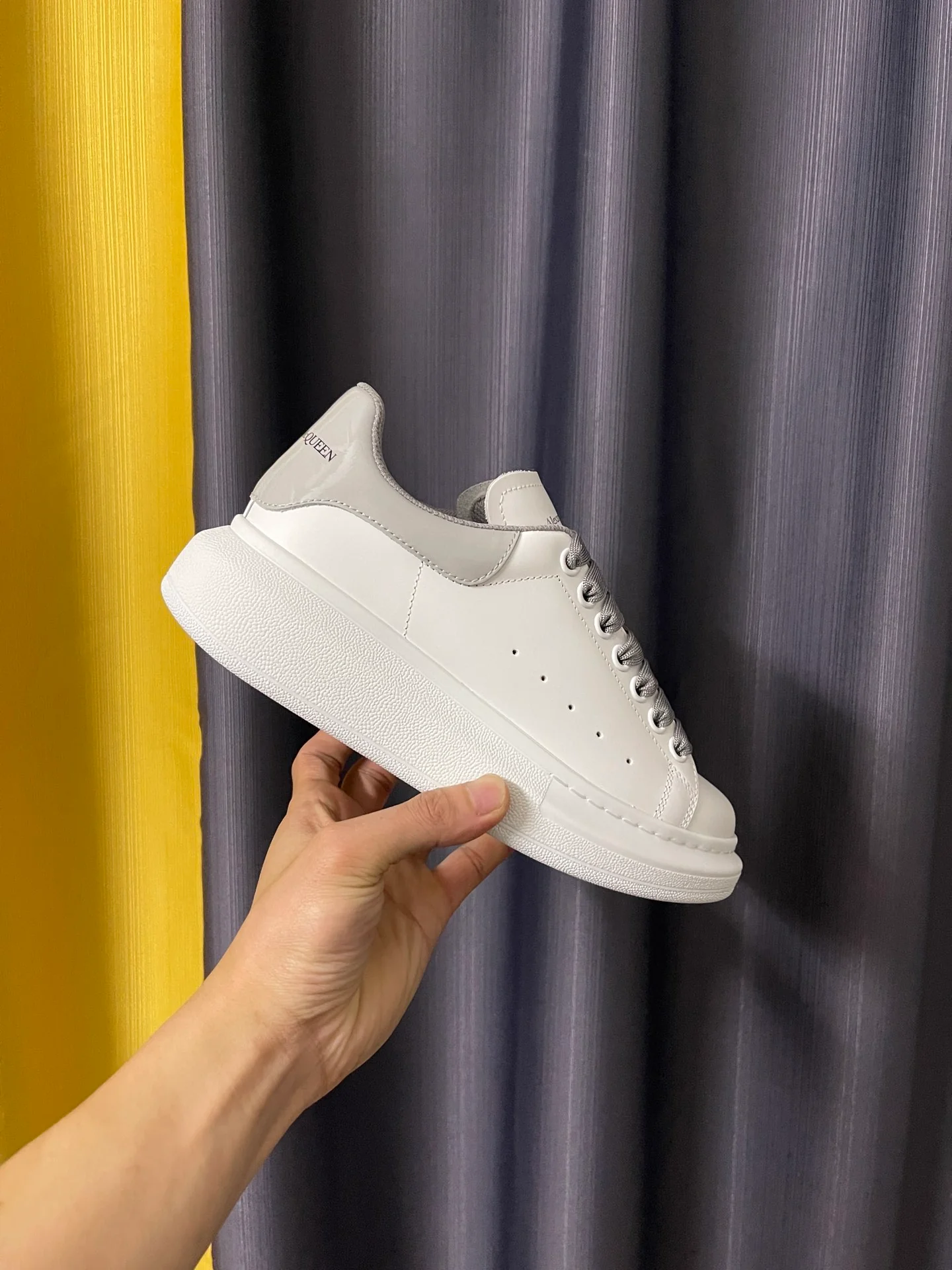 Классические белые кроссовки McQueen - унисекс - на каблуке из серой лакированной кожи