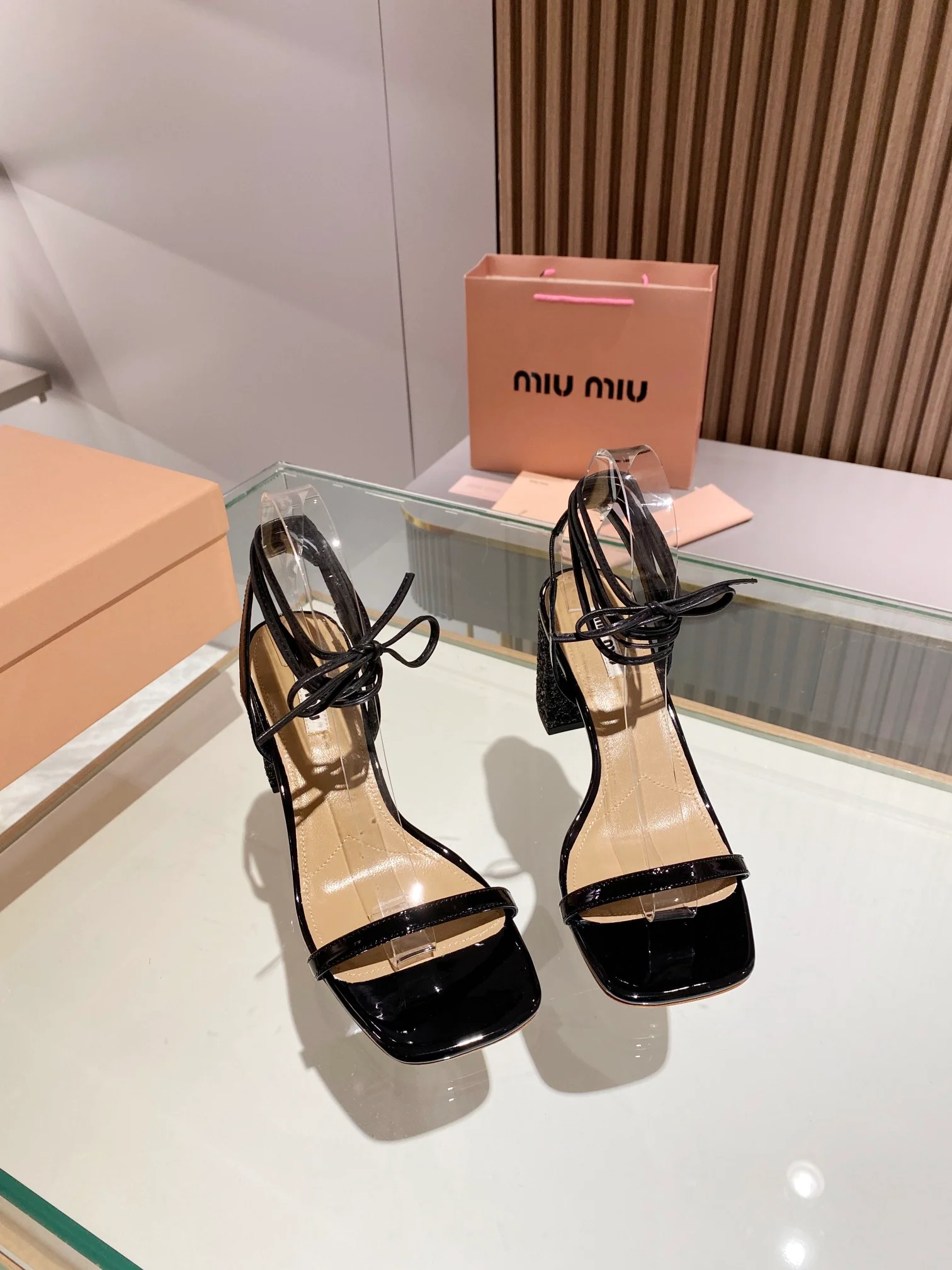 Новинка сезона весна/лето 2023 от Miu Miu - Босоножки на высоком каблуке с ремешками - 8-5 см - Черные