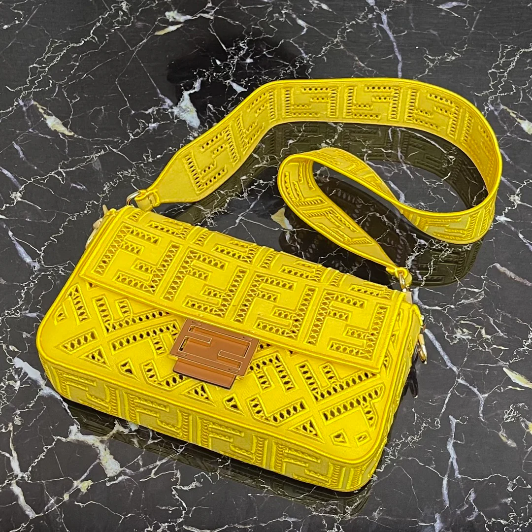 Сумка-багет Fendi Baguette среднего размера из желтого холста.
