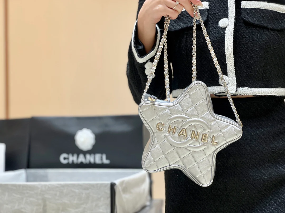 Сумка Chanel 24c Early Spring Resort Collection Limited Edition Star Bag в серебристом цвете.