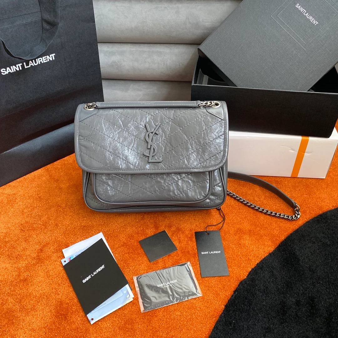 Сумка-мессенджер YSL Niki темно-серого цвета с серебряной цепочкой, из натуральной коровьей кожи, 28 см.