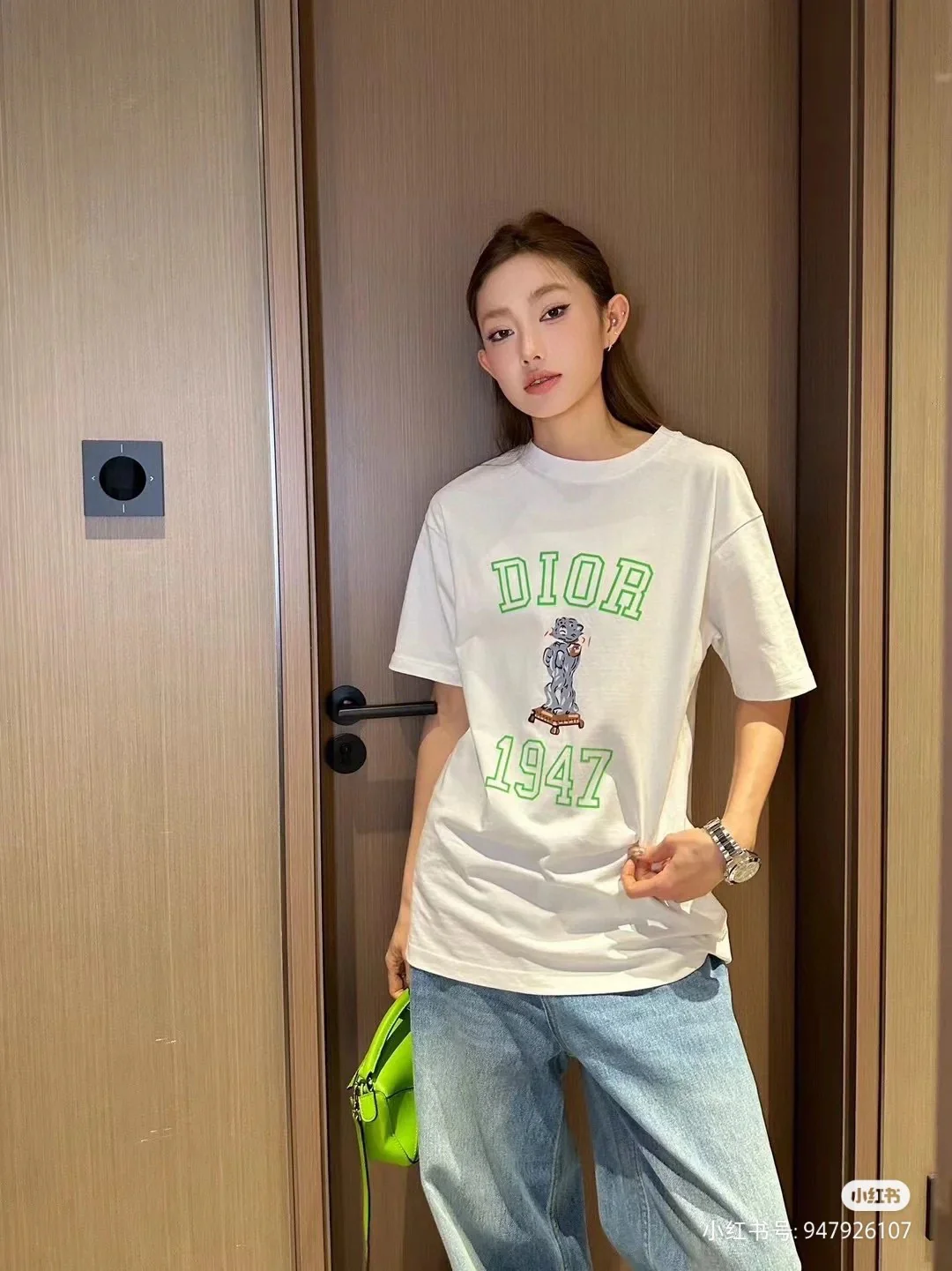 Футболка Dior 2403-24 ?Ранняя весна? с коротким рукавом и мультяшным рисунком — белая.