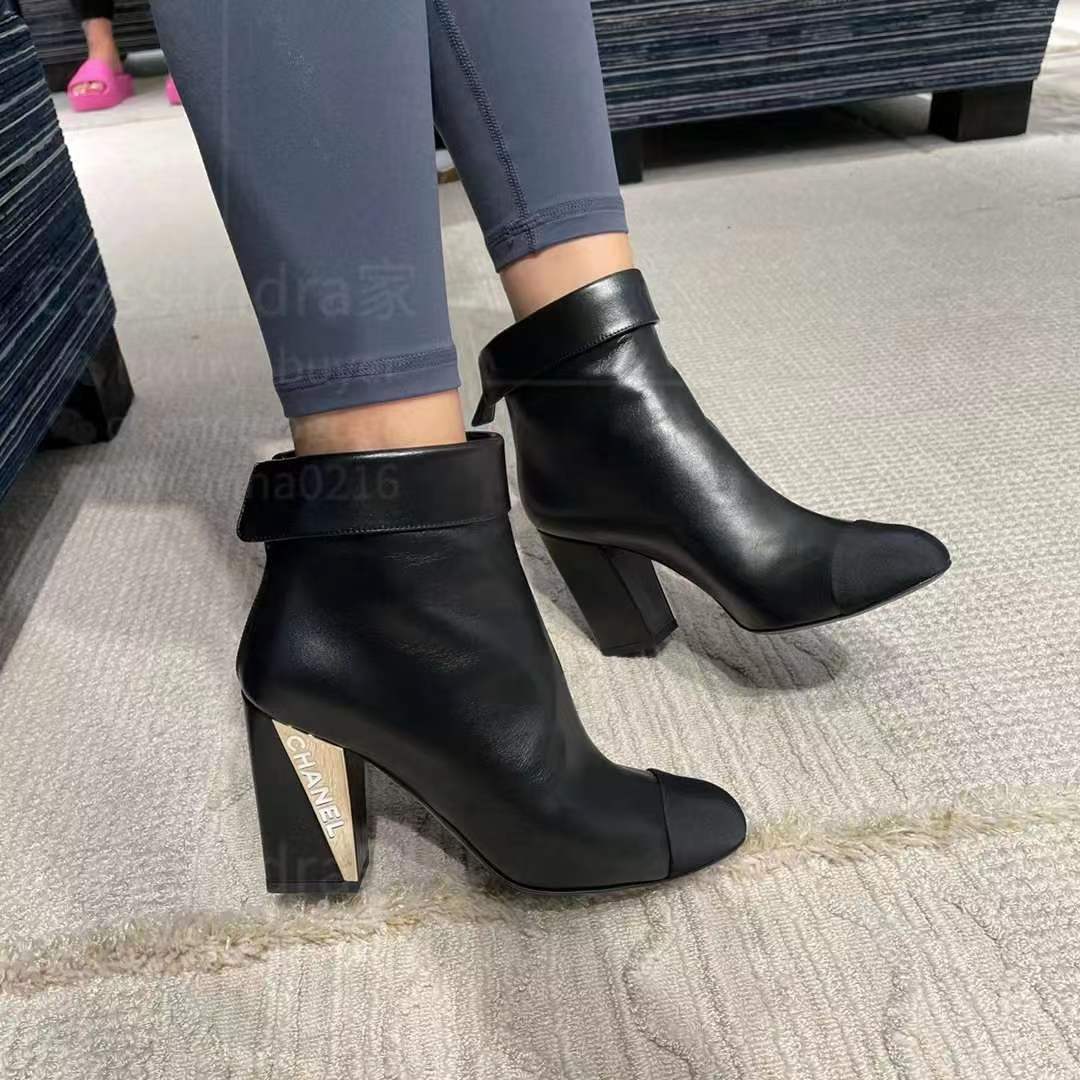 Новинка сезона осень/зима 2022 от Chanel — ботильоны на высоком каблуке — фотографии в движении.
