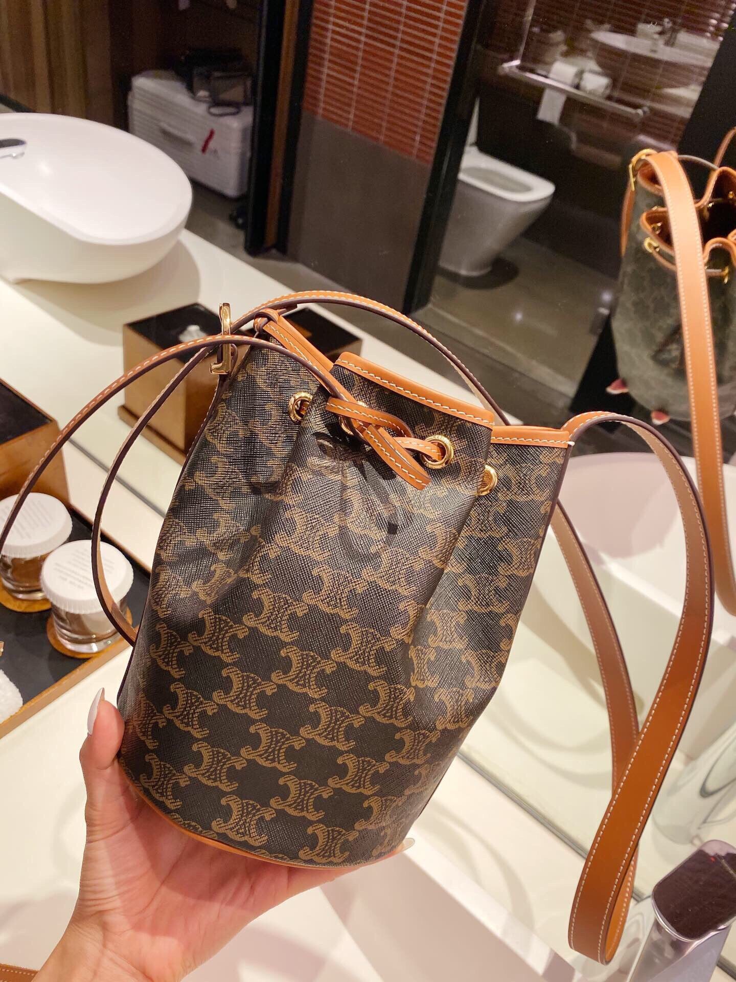 Маленькая холщовая сумка Celine Triomphe на завязках - желто-коричневая с монограммой.