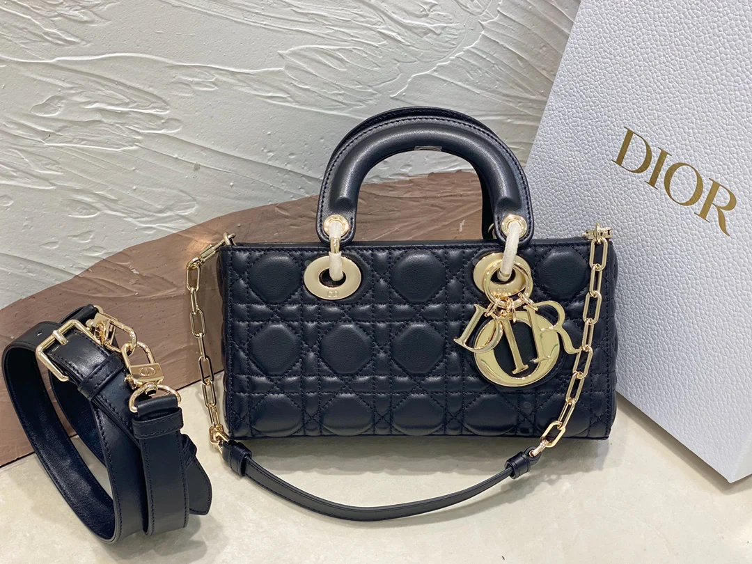Сумочка Dior Lady d Joy, маленькая, из черной овечьей кожи с узором ?каннаж?.