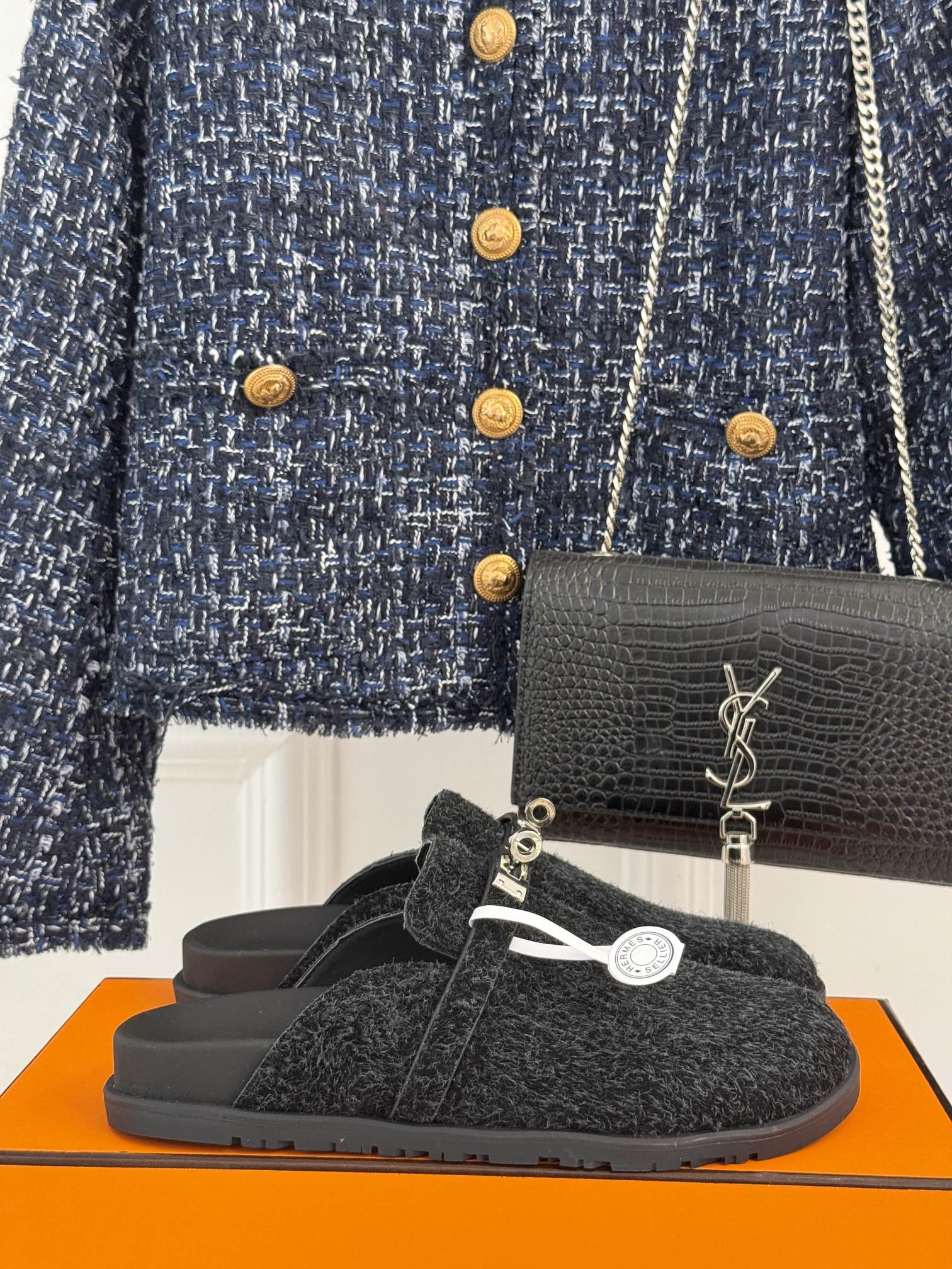 Классические тапочки Hermes Kelly Buckbeak 2024 года — темно-серые.