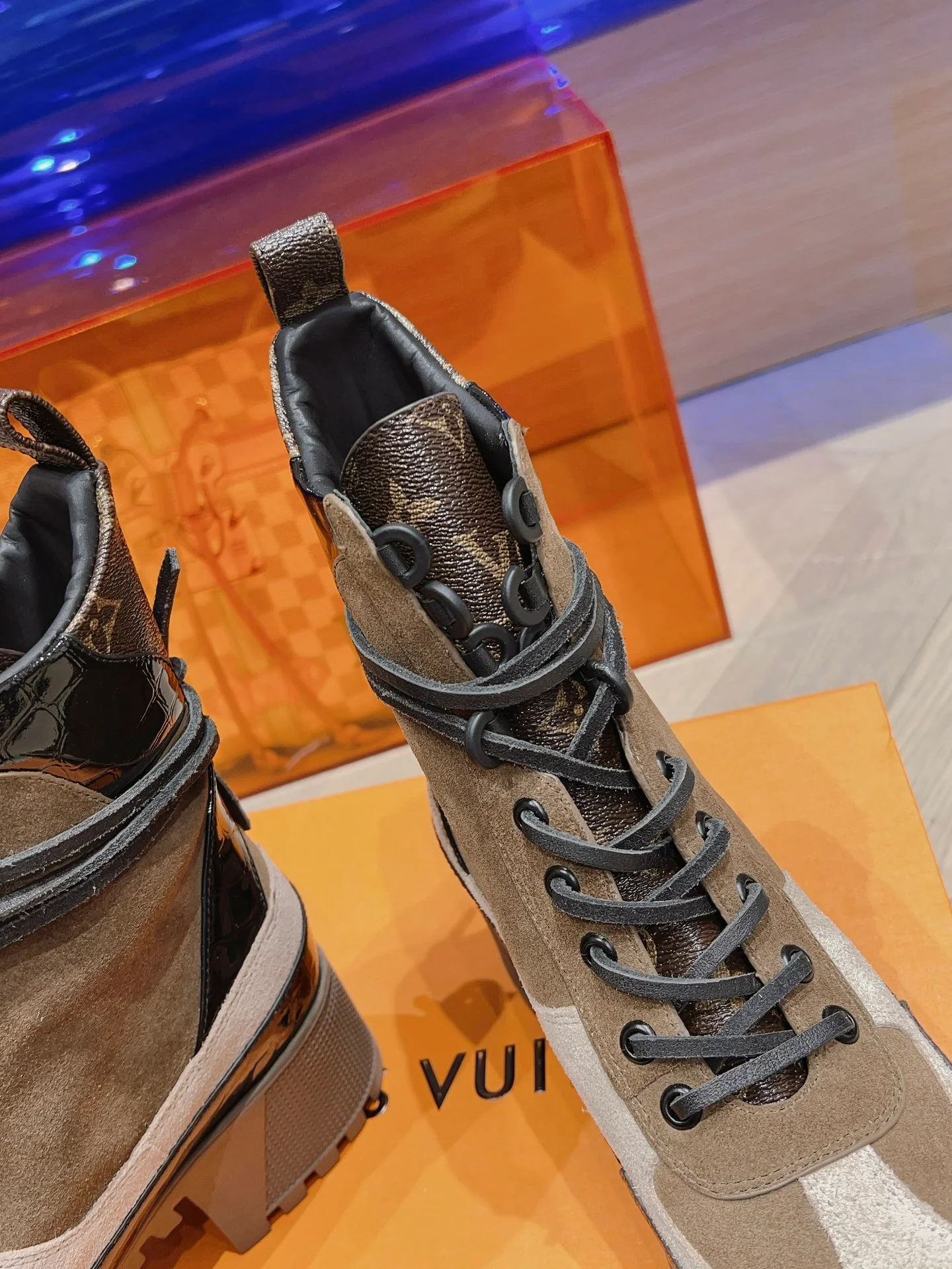 Классические ботинки Dr. Martens на высоком каблуке от LV — замшевые, с монограммой.