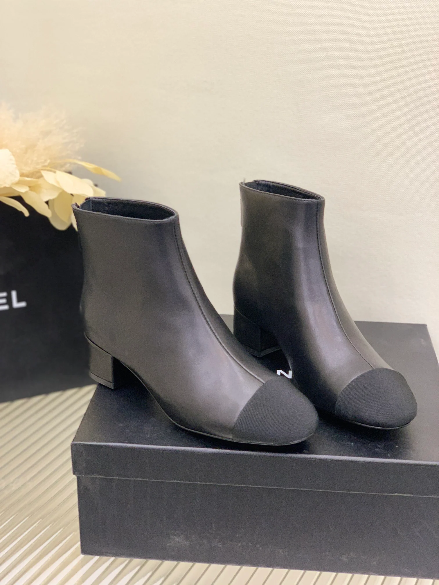 Новинка сезона осень/зима 2022 от Chanel - Ботильоны на низком каблуке - Черные