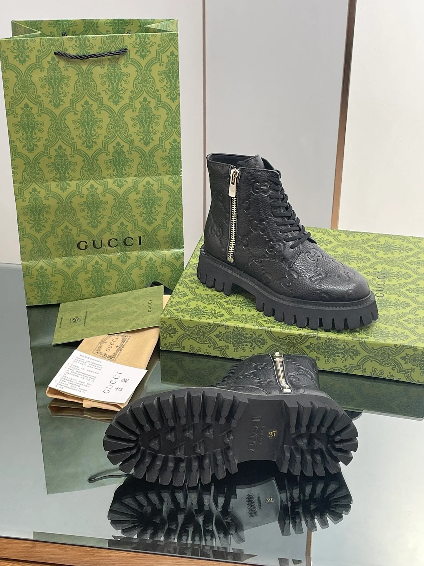 Новинка сезона осень/зима 2023 от Gucci - Ботильоны с тиснением Double G - Черные