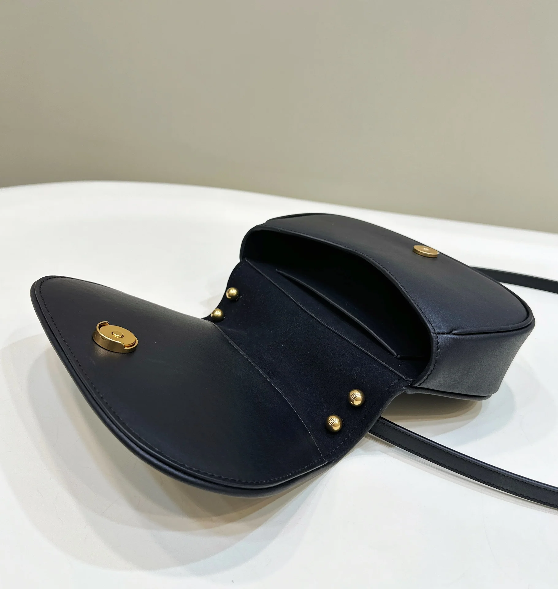 Сумка-седло Fendi Retro-Style Flap Saddle Bag - черная