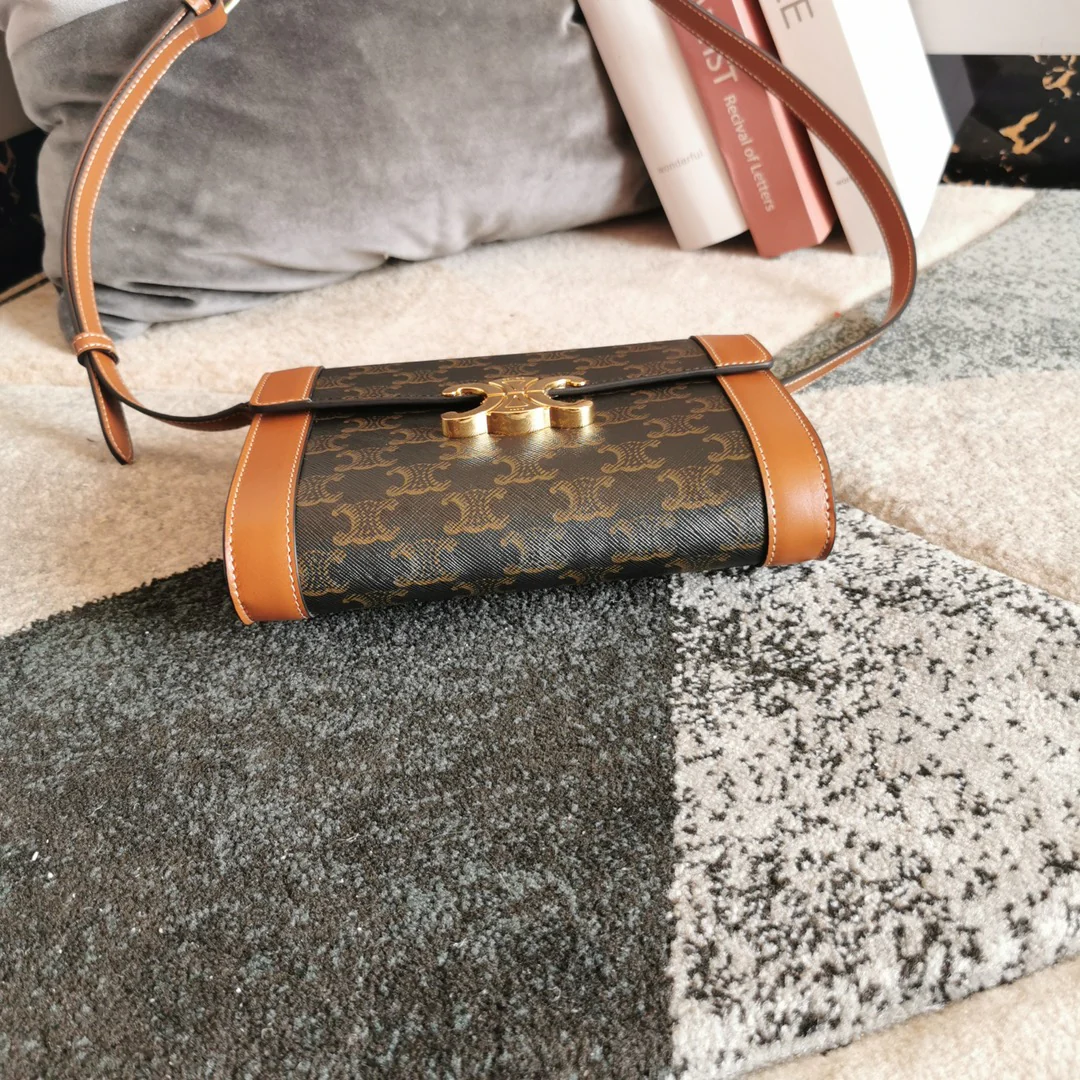 Celine - Сумка-конверт через плечо - Монограмма, коричневая