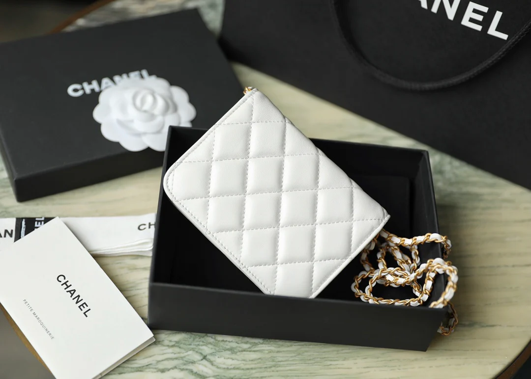 Сумка через плечо Chanel Little Gold Ball из коллекции Little Gold Ball - из овечьей кожи.