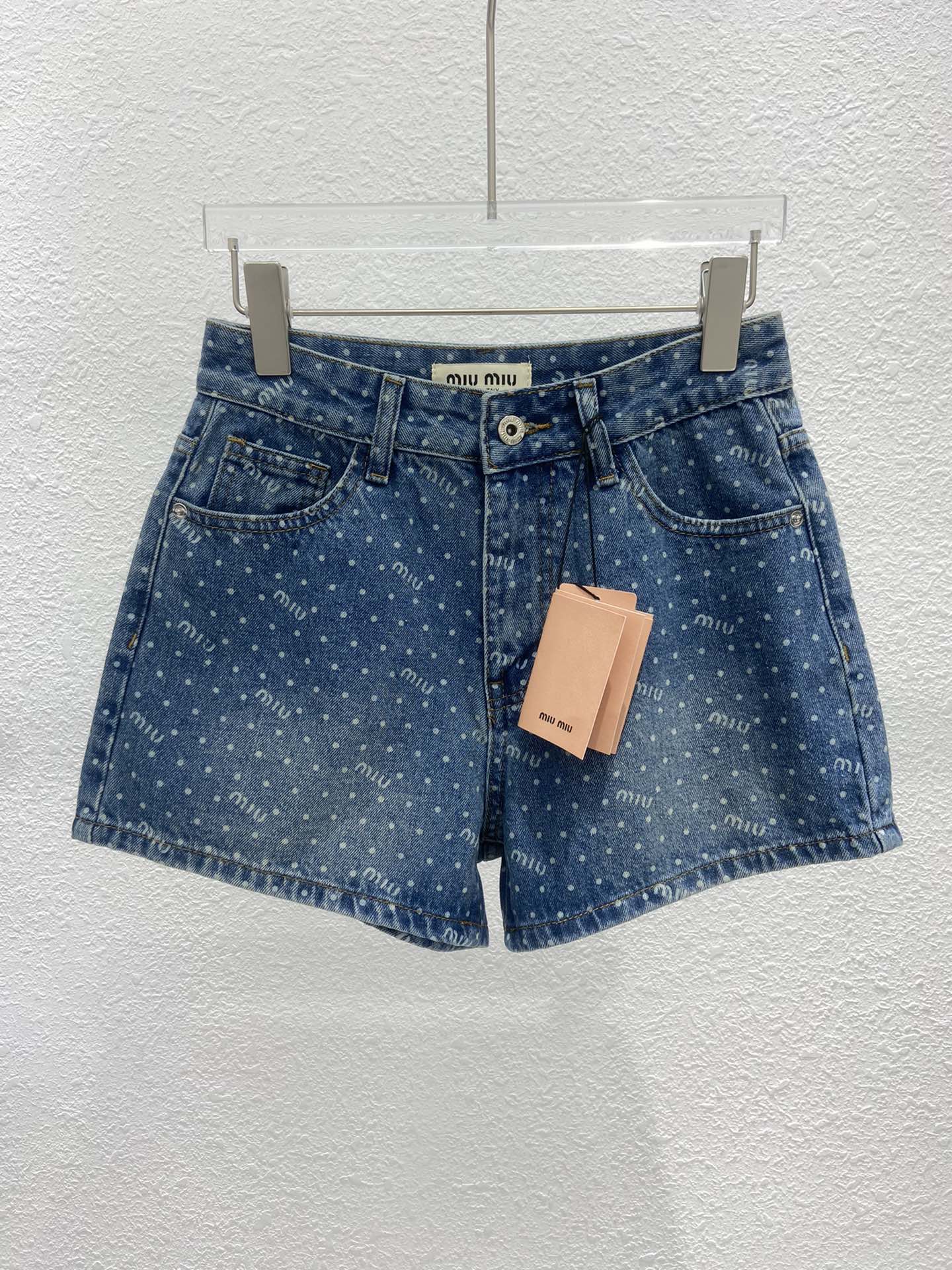 Джинсовые шорты Miu Miu-2404 с высокой талией, облегающего силуэта А-образной формы.