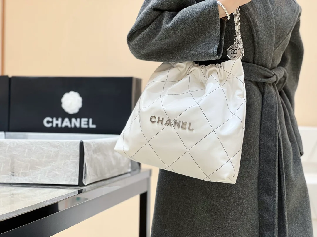 Сумка Chanel из круизной коллекции 2023 года - 22bag - Маленькая - Белая с черной строчкой - На фото сумка в носке.
