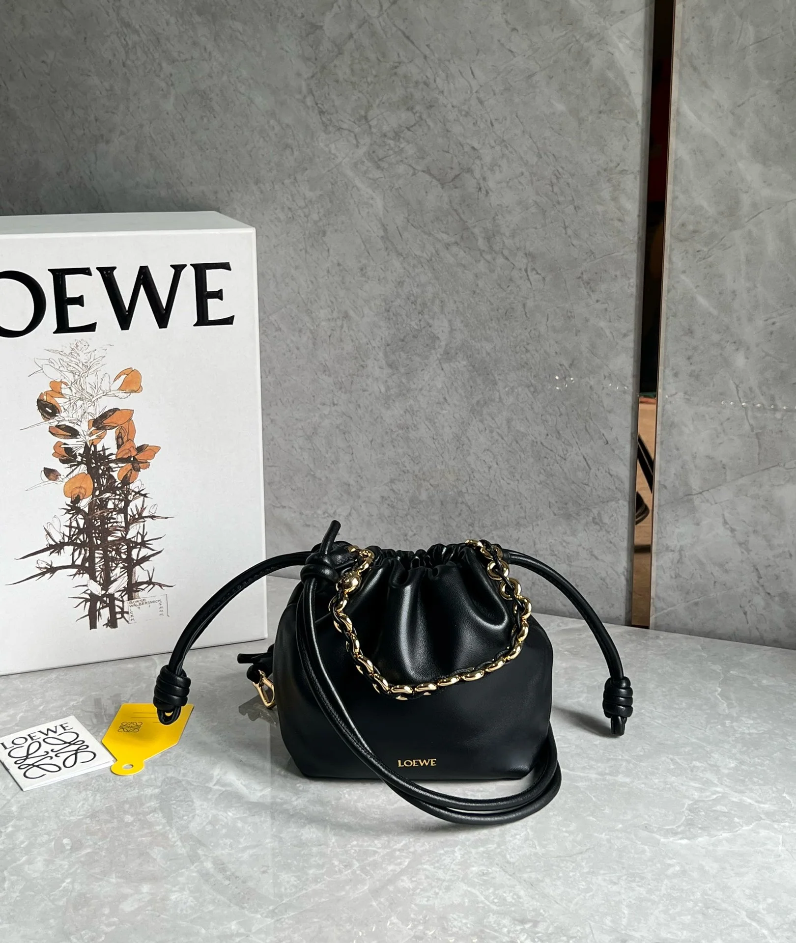 Сумка Loewe Flamenco из овечьей кожи с цепочкой - черная, маленькая.