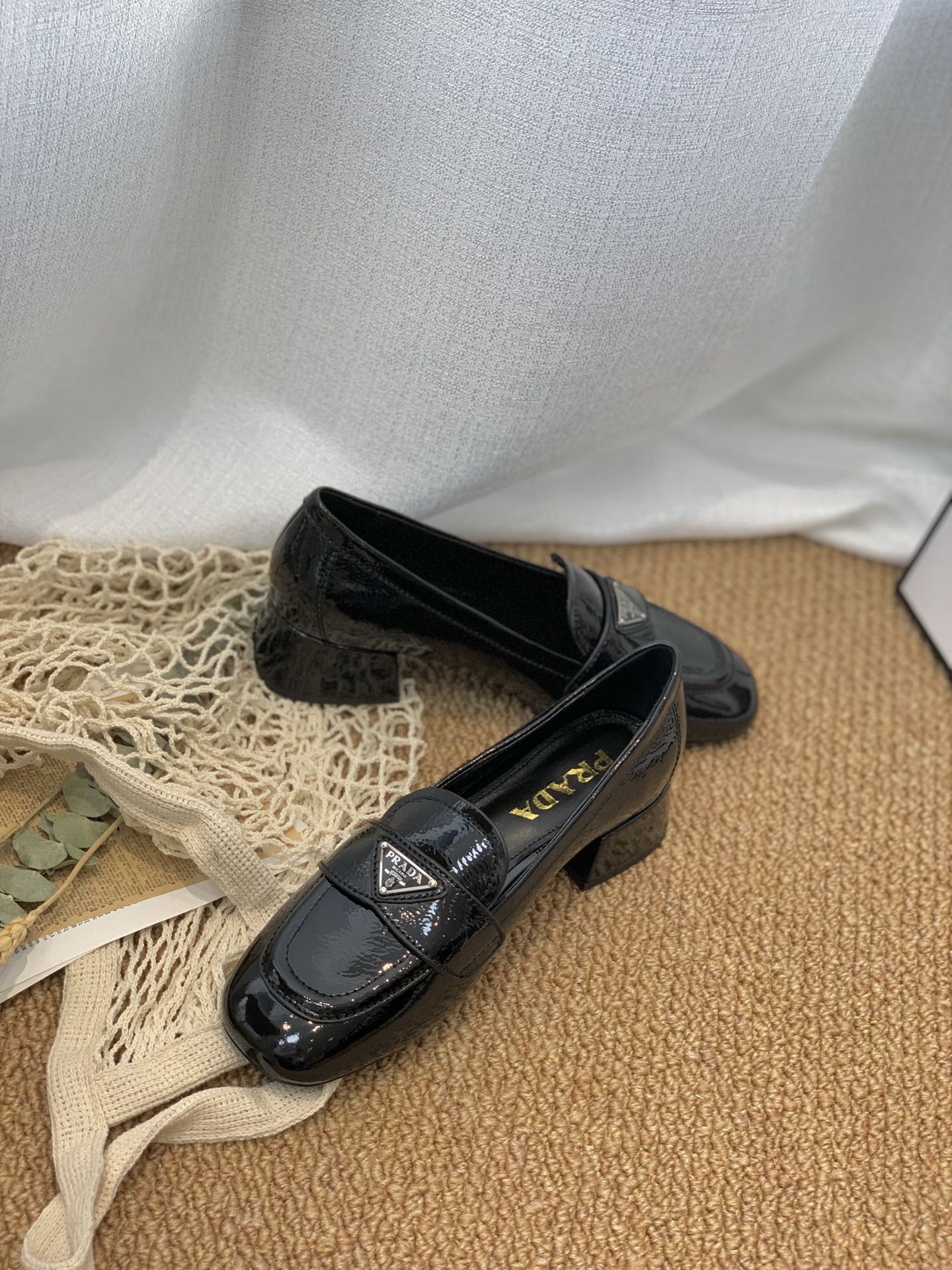 Туфли Prada - Лоферы Prada на плоской подошве - лакированная кожа, черные