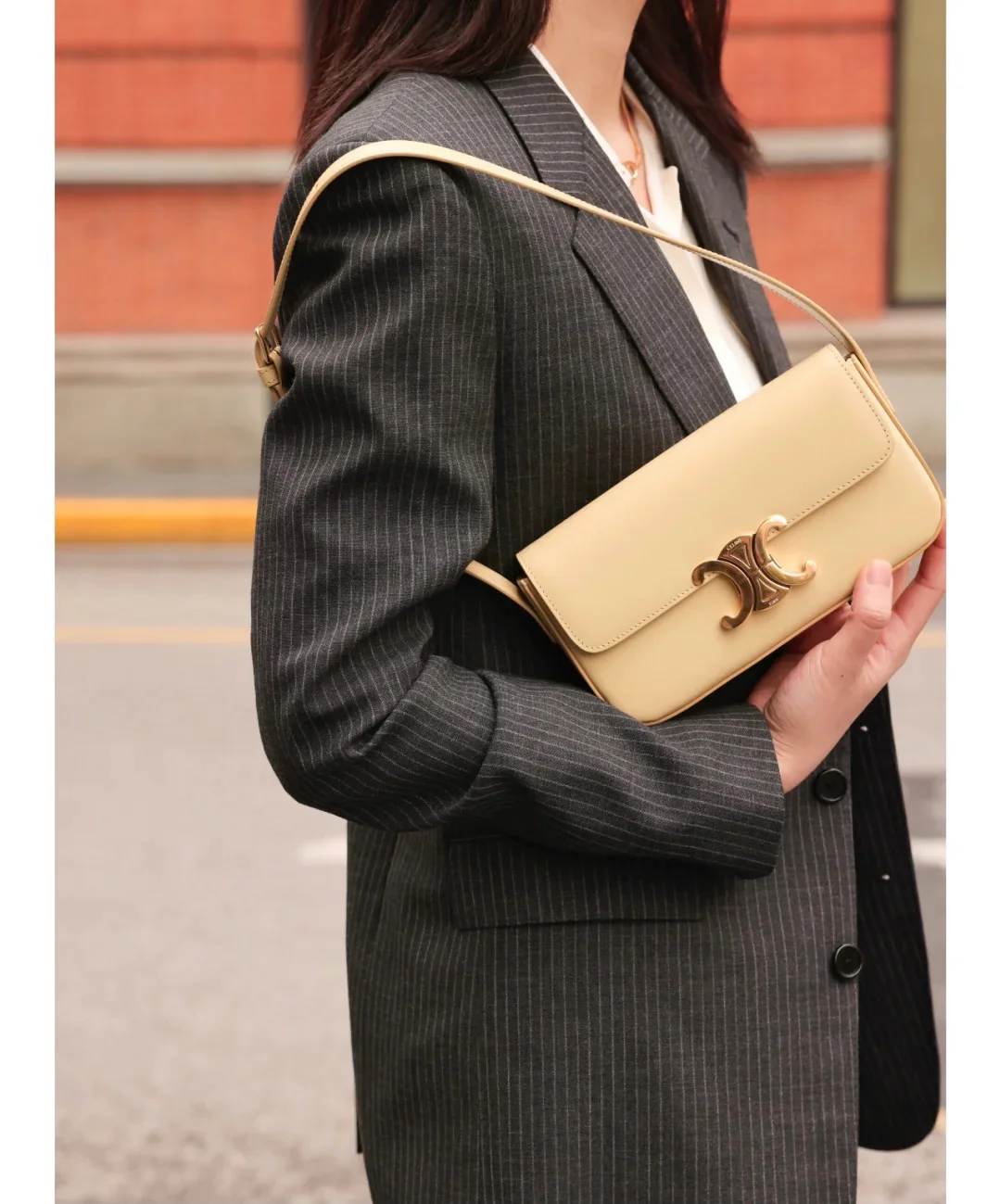 Кожаная сумка через плечо Celine Triomphe - желтая