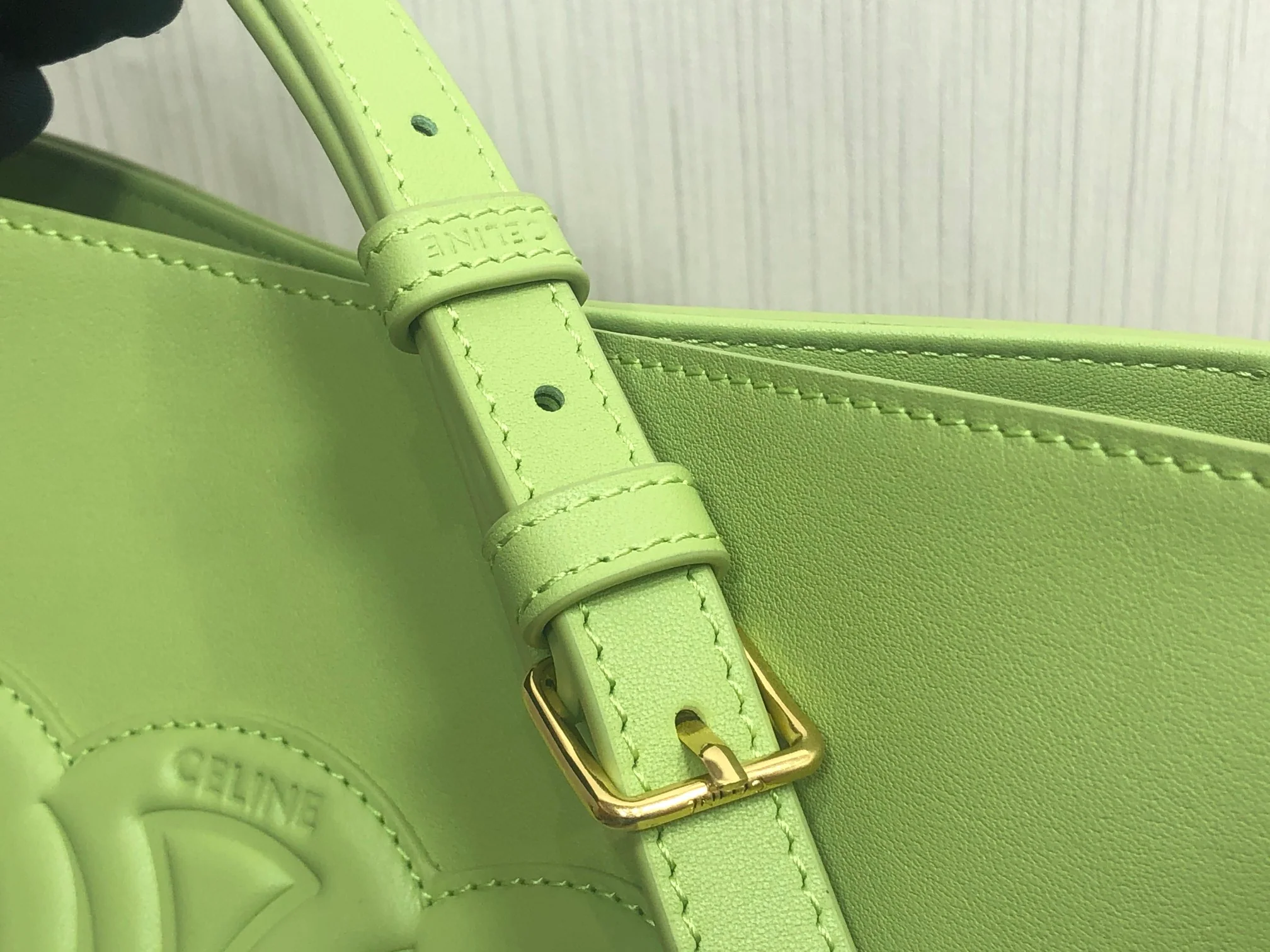 Новинка сезона весна/лето 2022 от Celine - Маленькая сумка-ведро из гладкой кожи Cuir Triomphe.