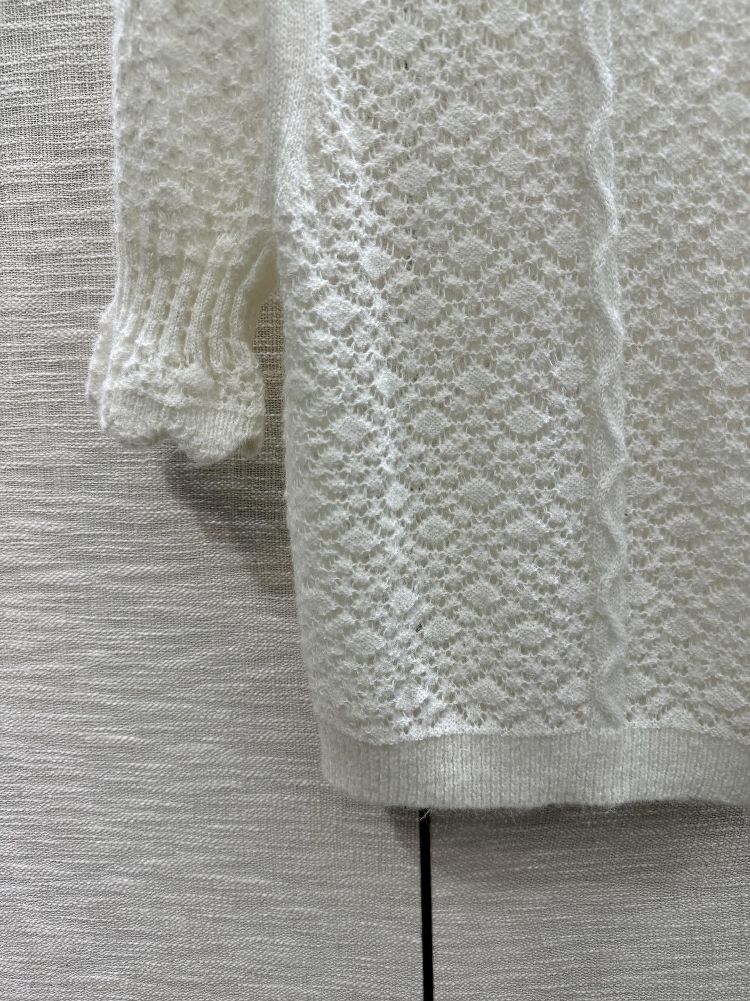 Chanel - 2403-24 Новинка ранней весны. Вязаный трикотажный топ с короткими рукавами и ажурным узором - Белый