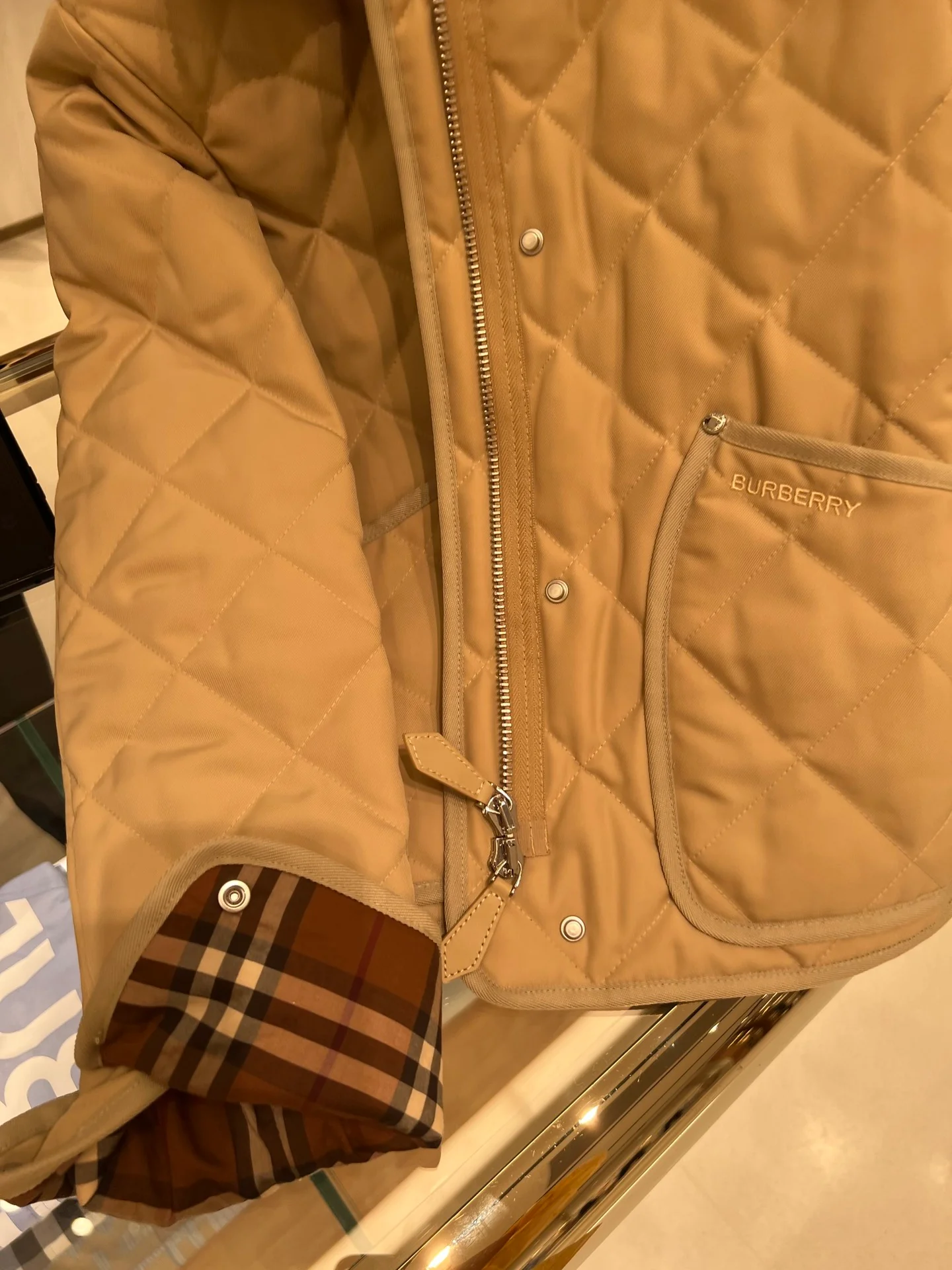 Пуховая куртка Burberry осень/зима - классический клетчатый узор с вельветовым воротником.