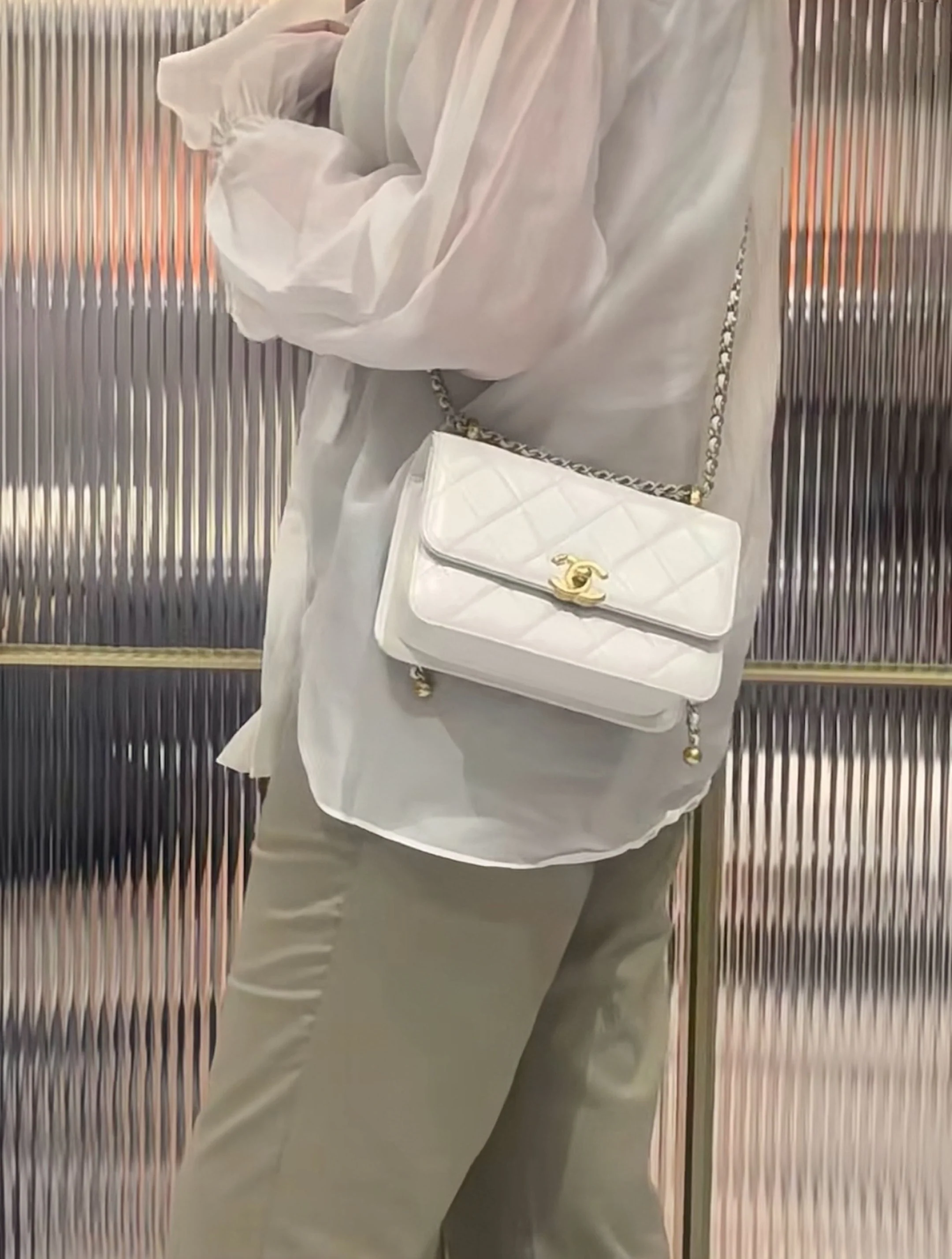 Маленькая белая сумка Chanel 24c с двойным золотым бисером и клапаном.