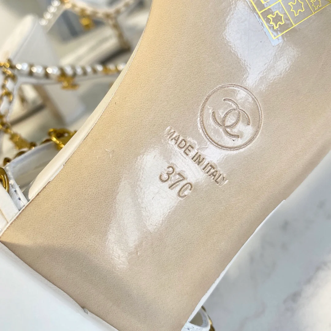 Chanel - Белые босоножки на каблуке с жемчужной цепочкой