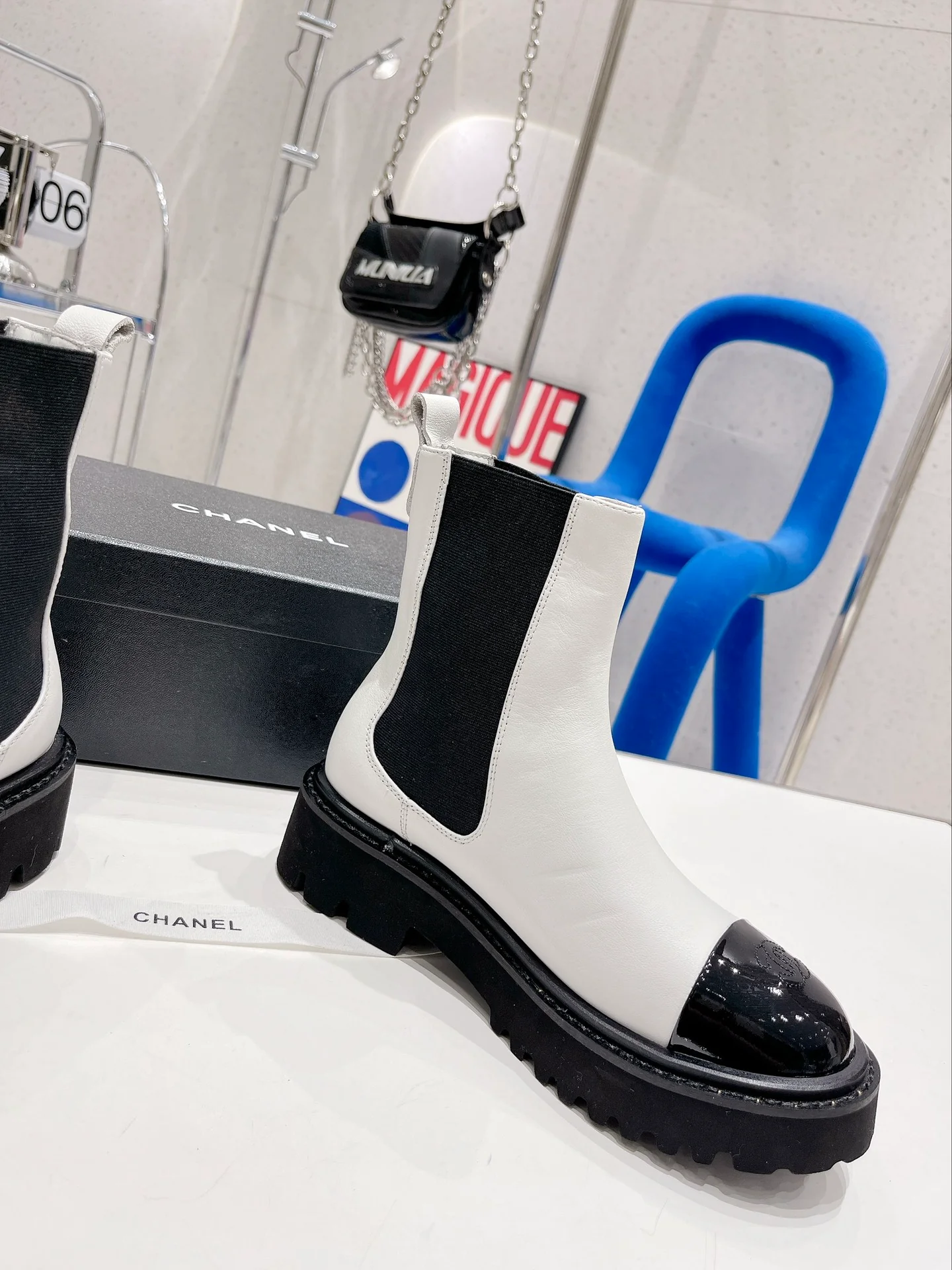 Новинка сезона осень/зима 2022 от Chanel - Ботинки челси на молнии - Белые