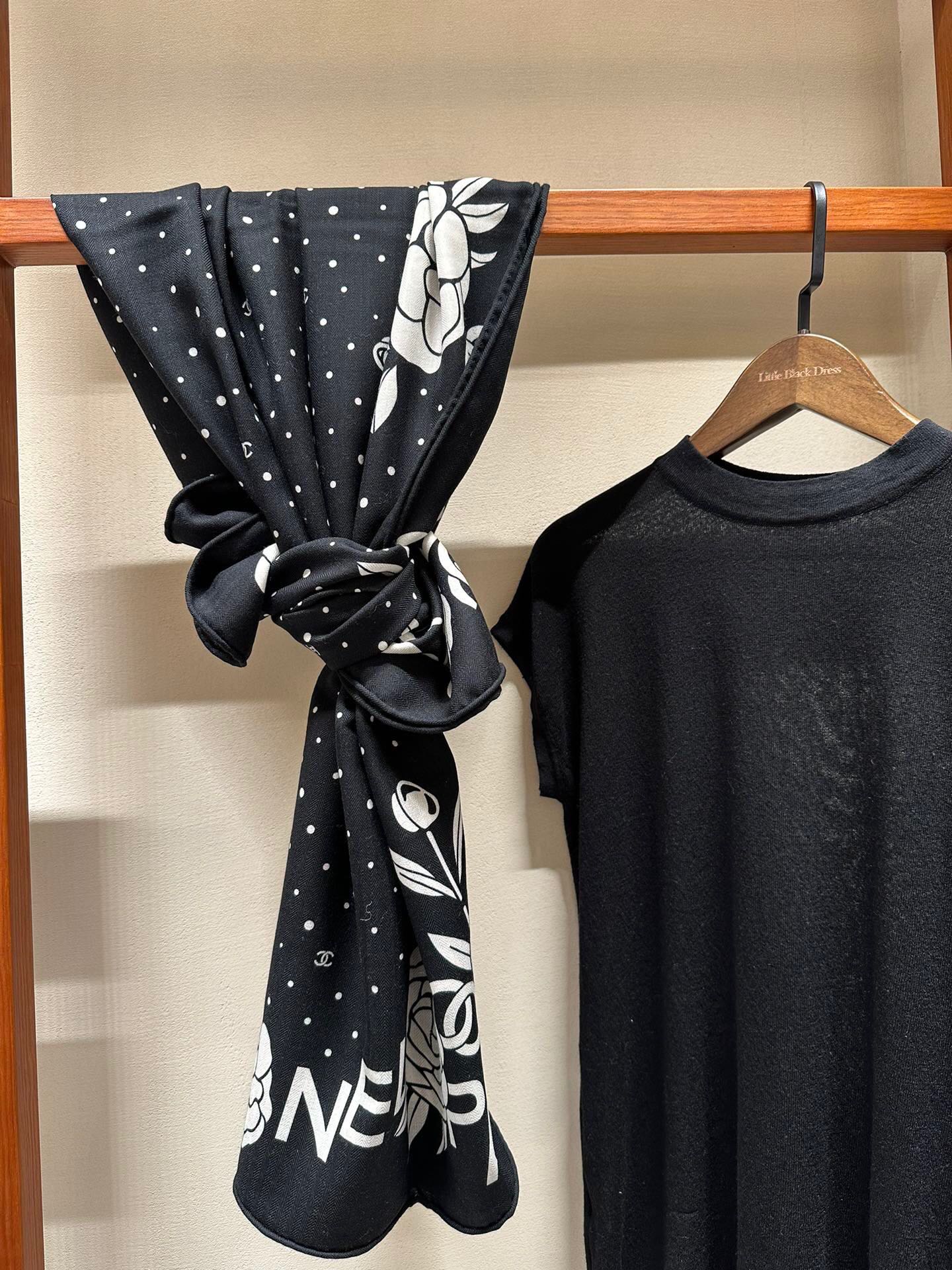 Шарф Chanel 2024 с отделкой из камелий - 140-140