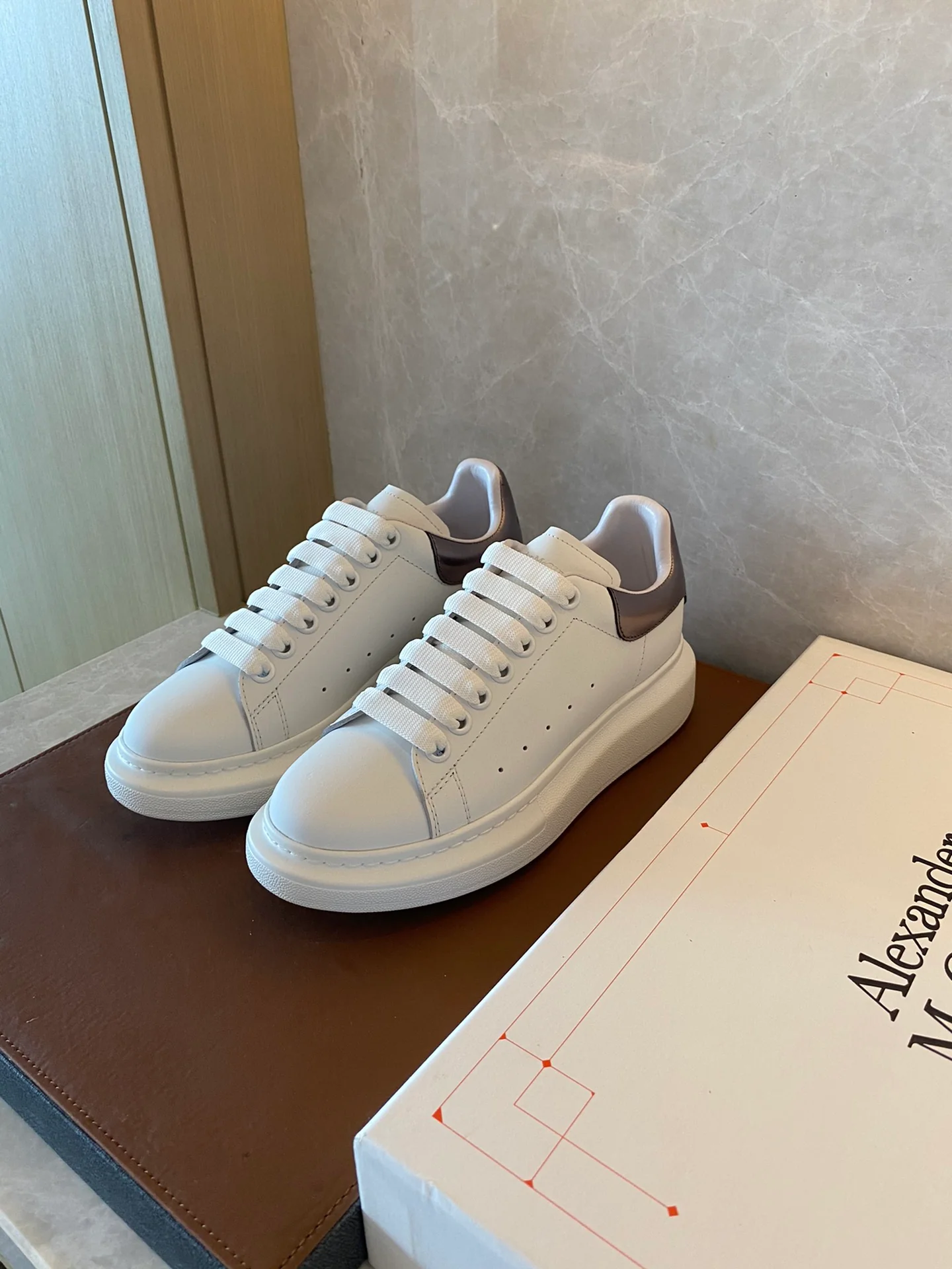 Классические белые кроссовки McQueen - бронзовые - серые