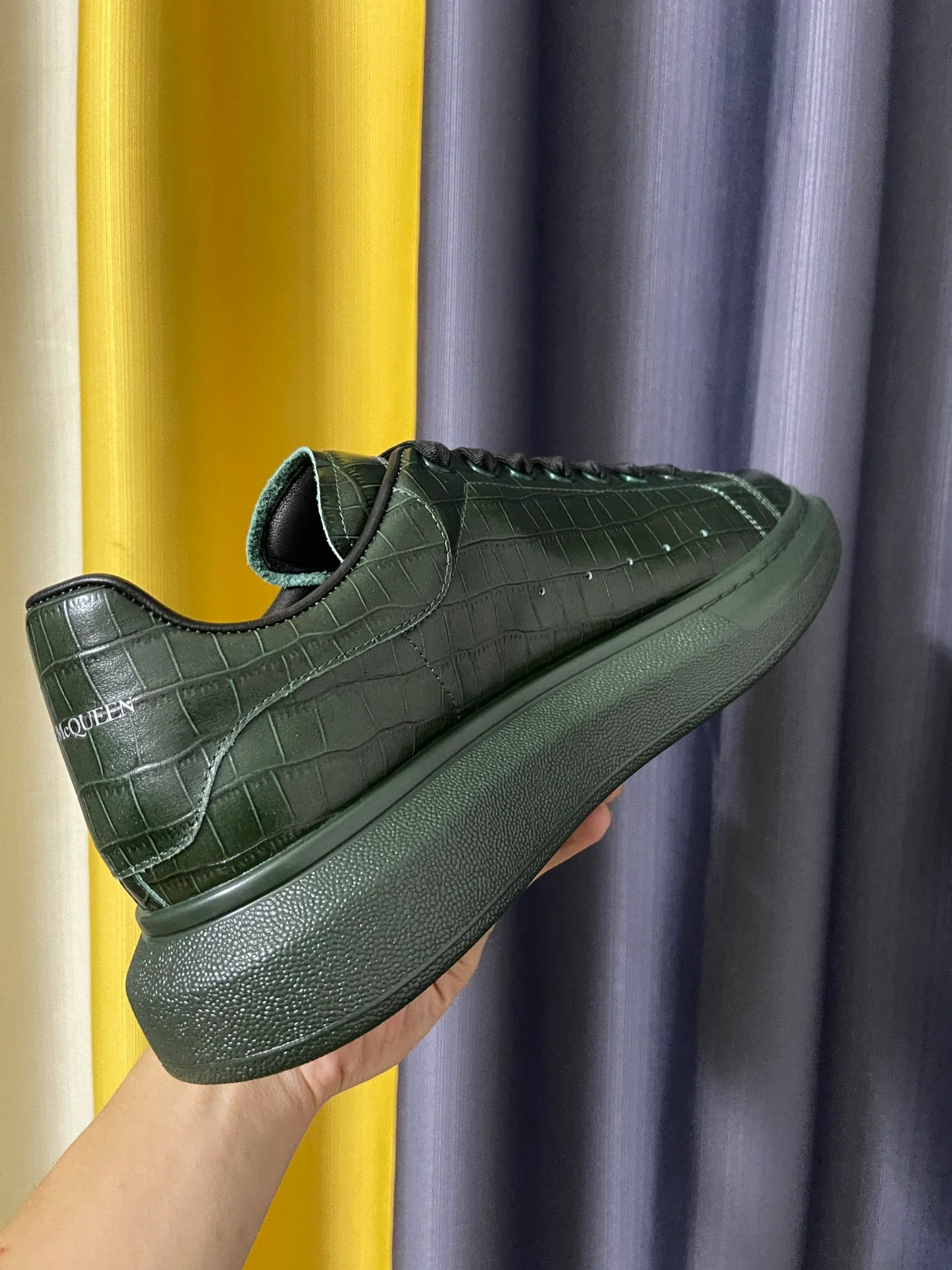 Классические белые кроссовки McQueen - унисекс - с масляной восковой обработкой и текстурой 