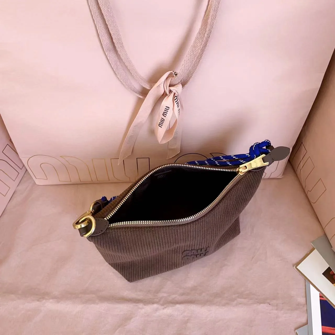 Сумка-ланч Miu Miu 5ne84 из замши, коричневая.