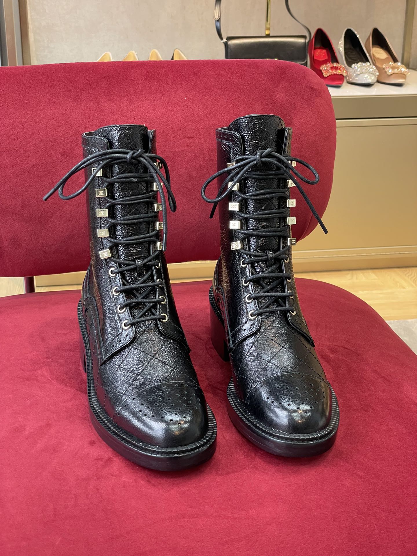 Новинка 2022 года от Chanel - Мотоциклетные ботинки с закругленным носком - Черные