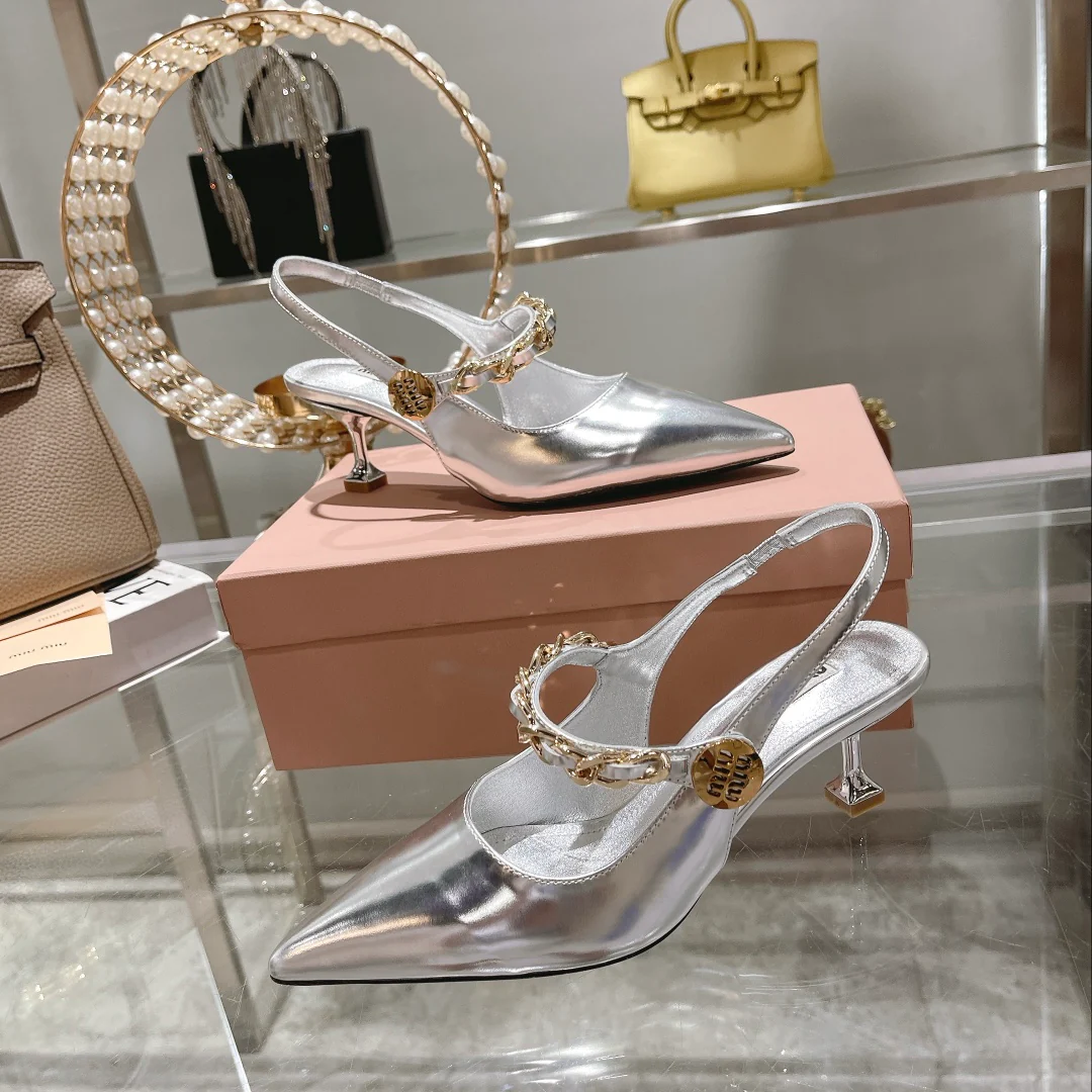 Новинка сезона осень/зима 2022 от Miu Miu - Туфли на каблуке с острым носком и разрезом - Серебристые