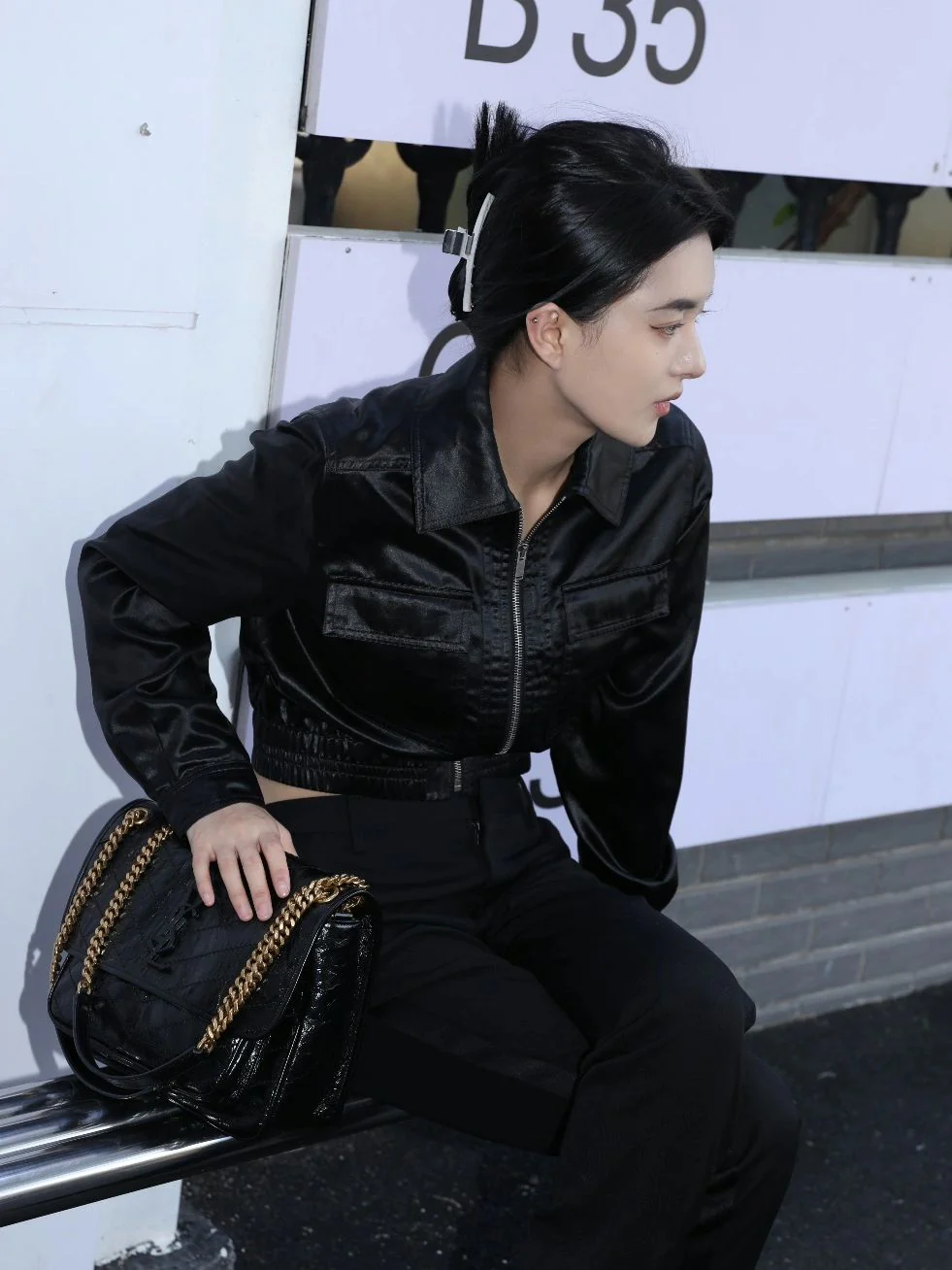 Часы YSL Niki Baby 28 см, кожаные, черные, с золотой цепочкой — на фото.