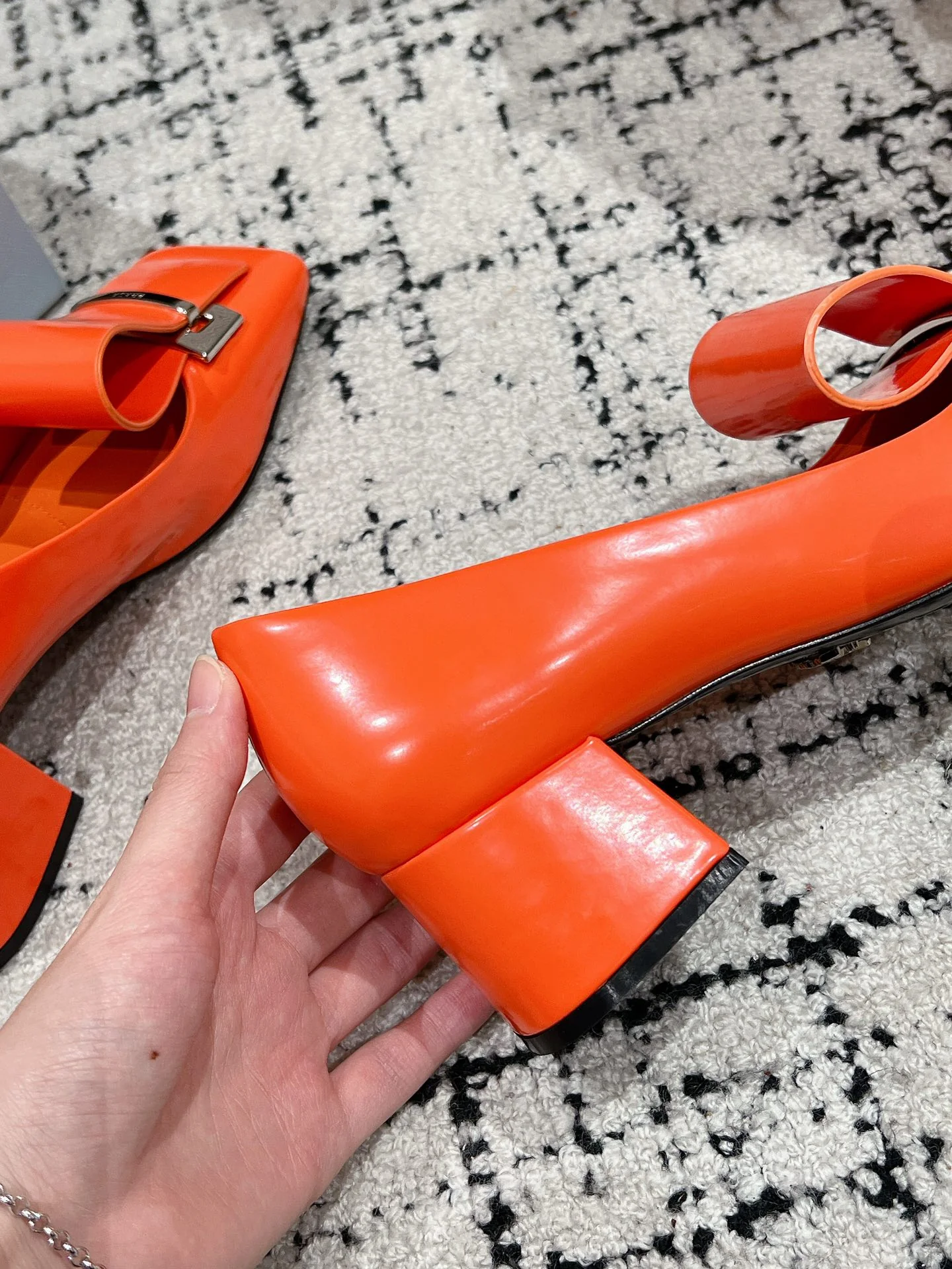 Туфли-мэри-джейн на массивном каблуке Prada 2024 года - оранжевые.