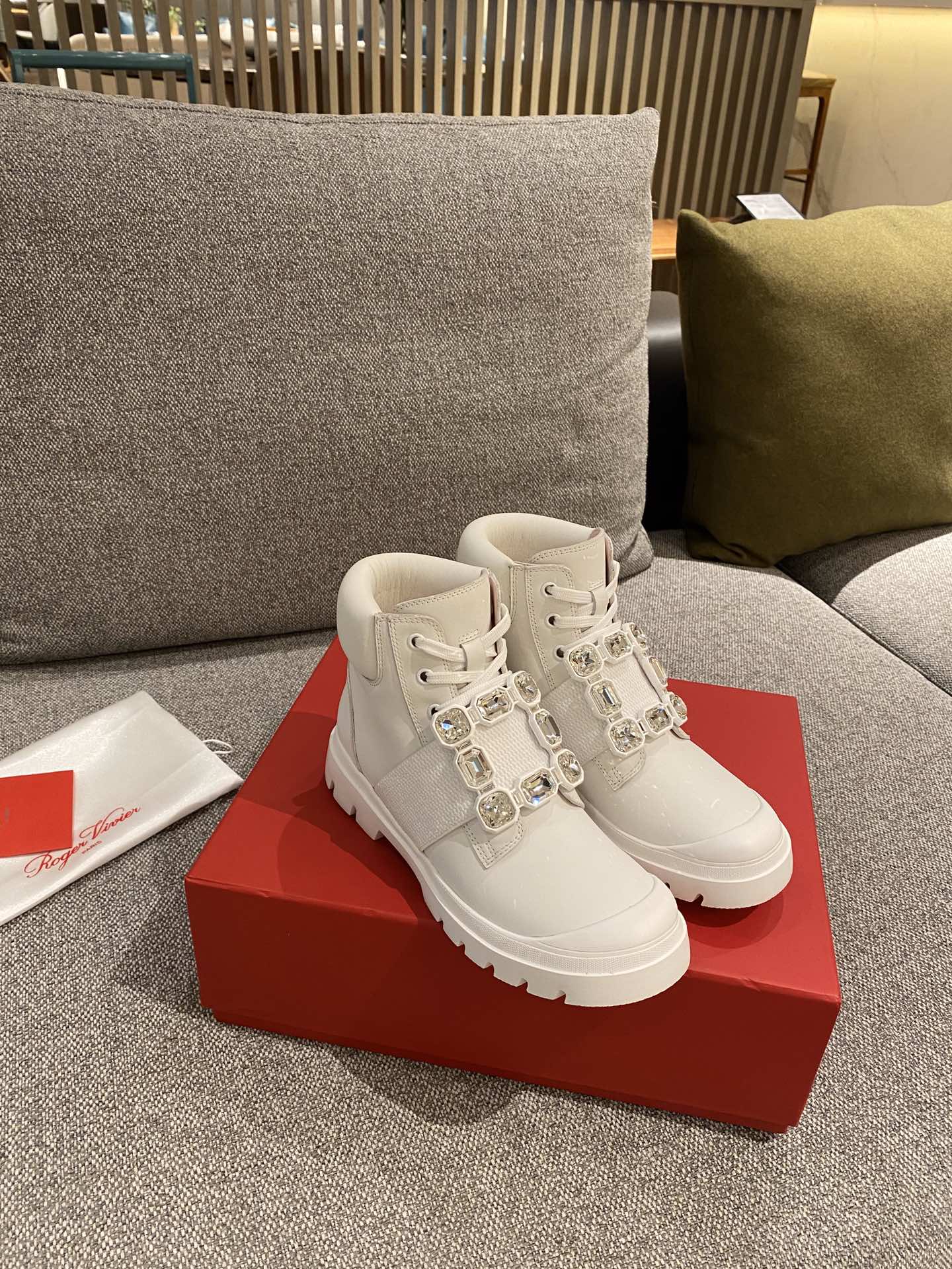 RV - Осенне-зимняя коллекция. Ботильоны на тонком шнурке с квадратной пряжкой - белые.