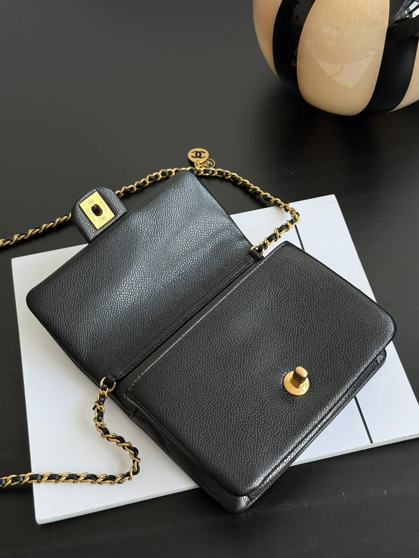 Винтажная сумка Chanel из икры, средний размер, черная.