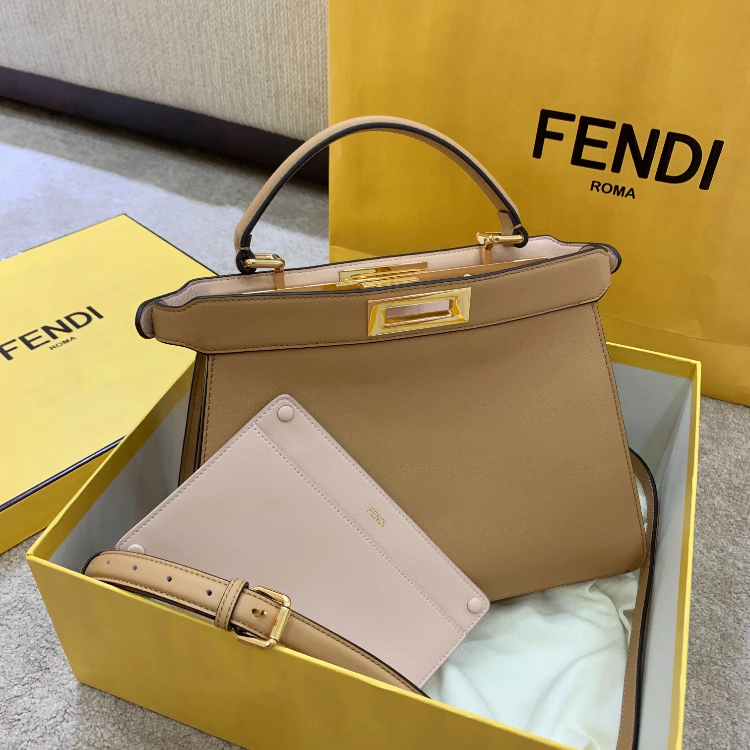 Сумка Fendi Peekaboo i-seey Medium из абрикосовой кожи.
